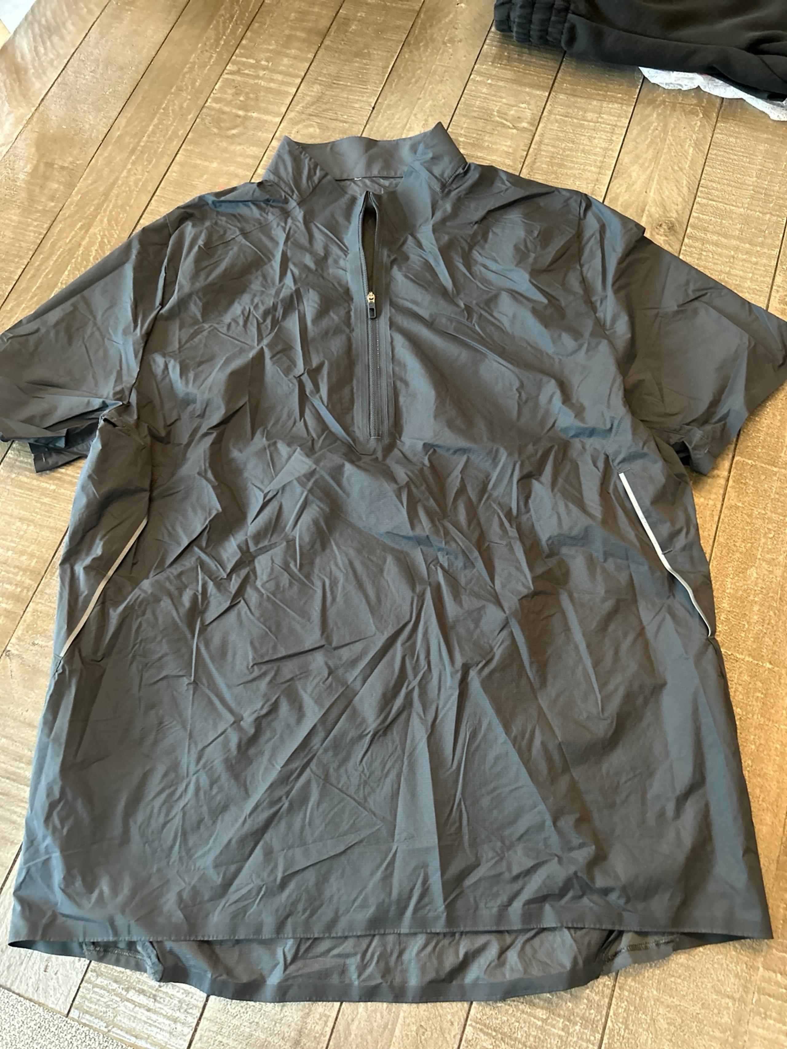 Men’s small Lululemon pullover short sleeve wind breaker size small