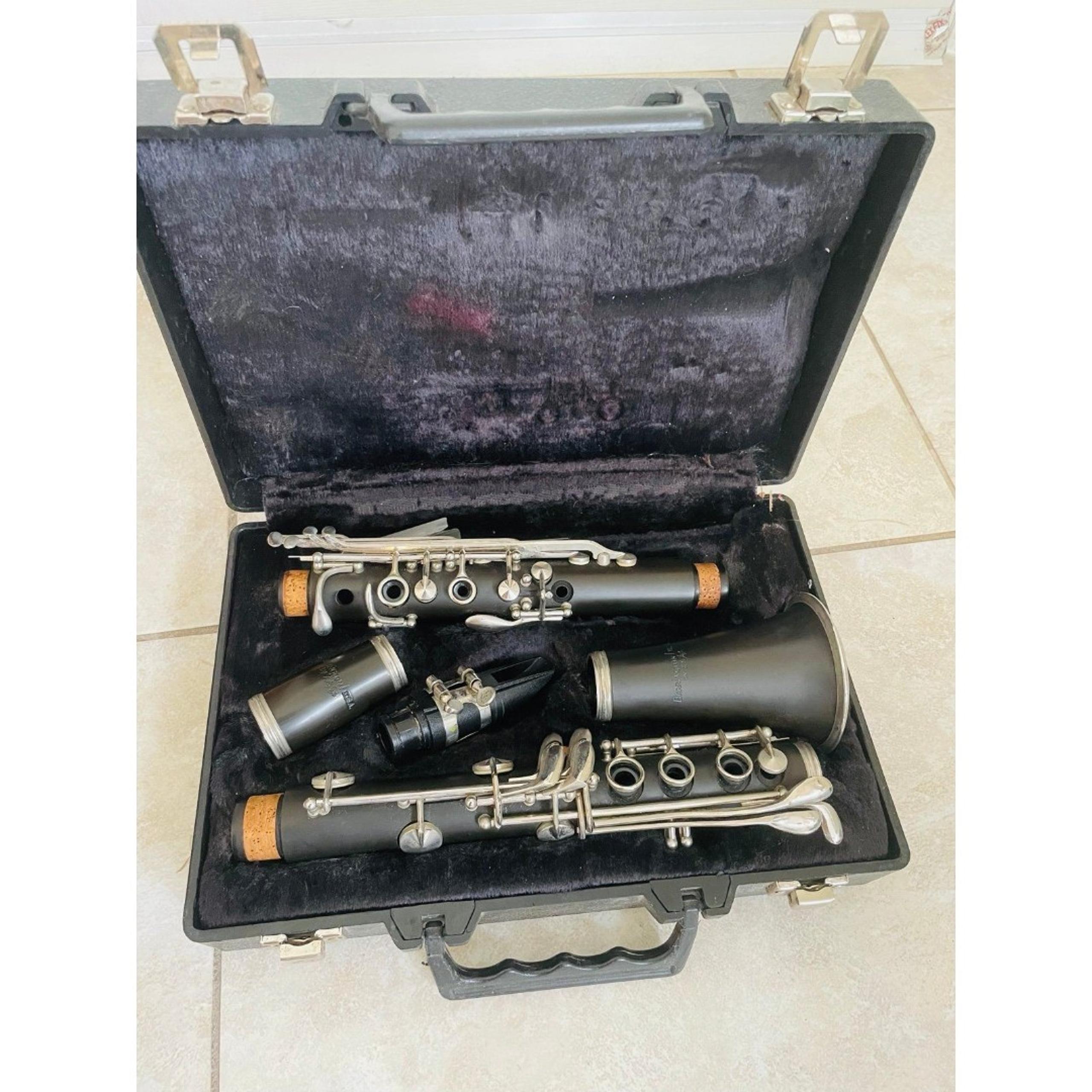 Barrington by L.A. Sax Clarinet Model 3772 Bb Clarinet in Soft Case Carry