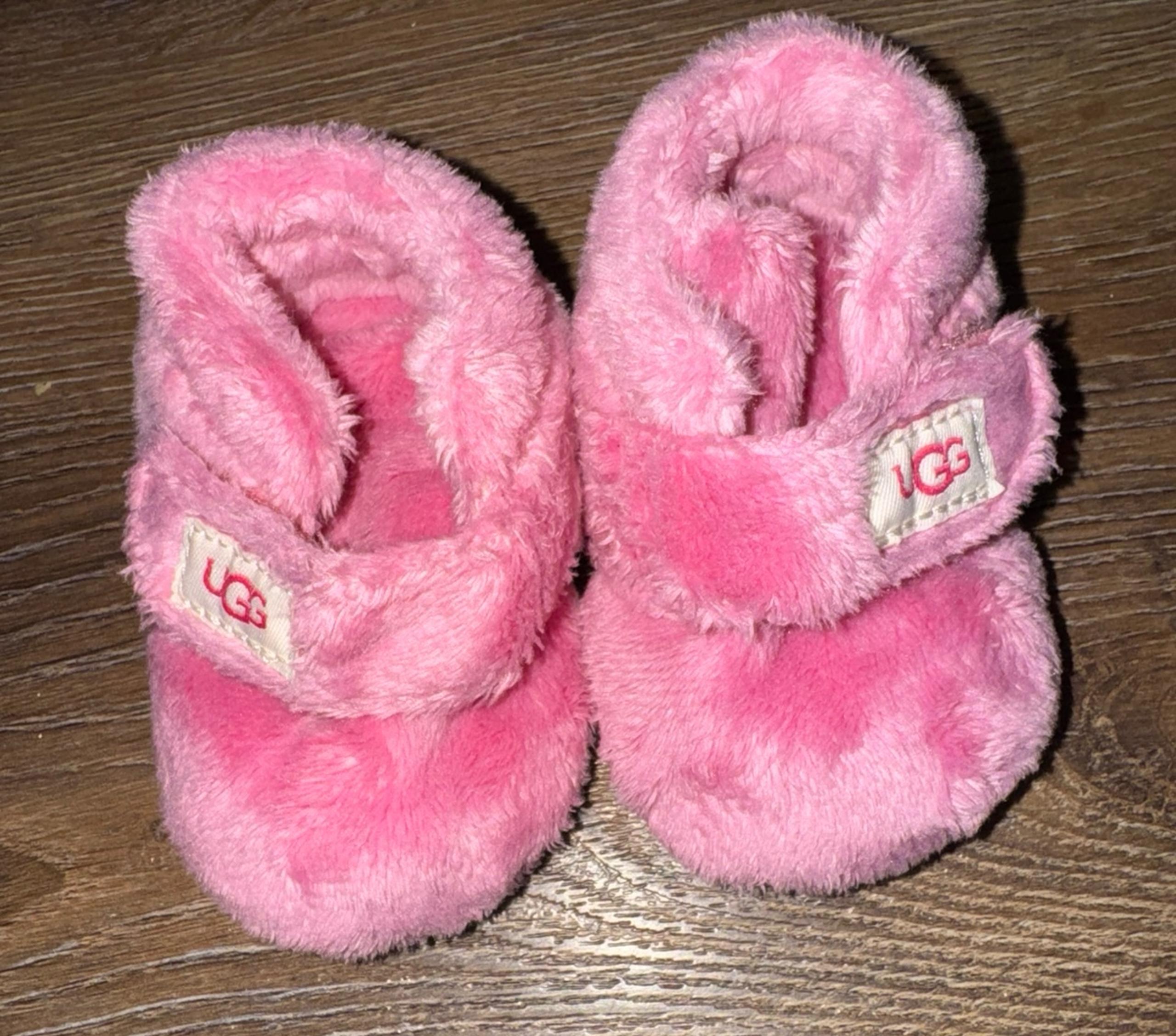 uGg baby Bixbee booties pink bloom 0-6 m