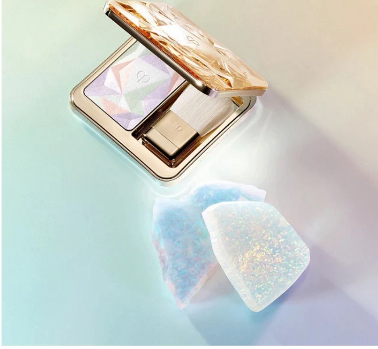 Clé de Peau Beauté Luminizing Face Enhancer