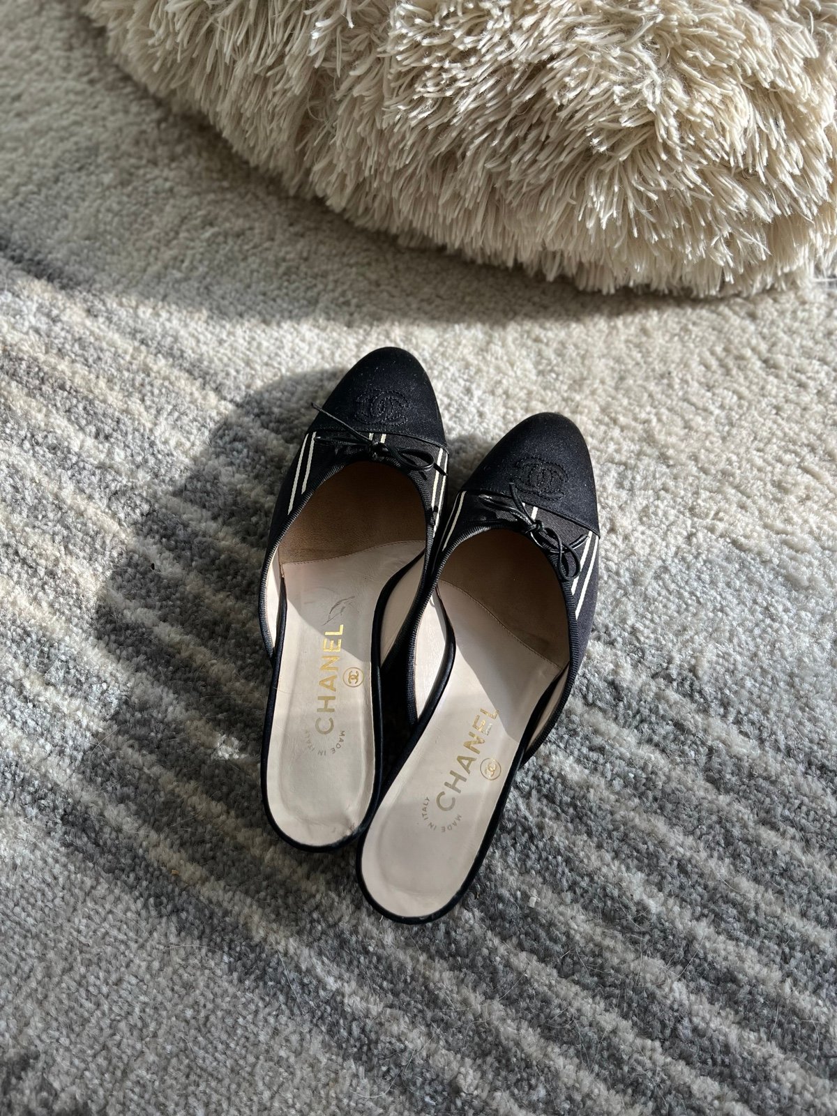 Authentic vintage Chanel kitten heels / flats