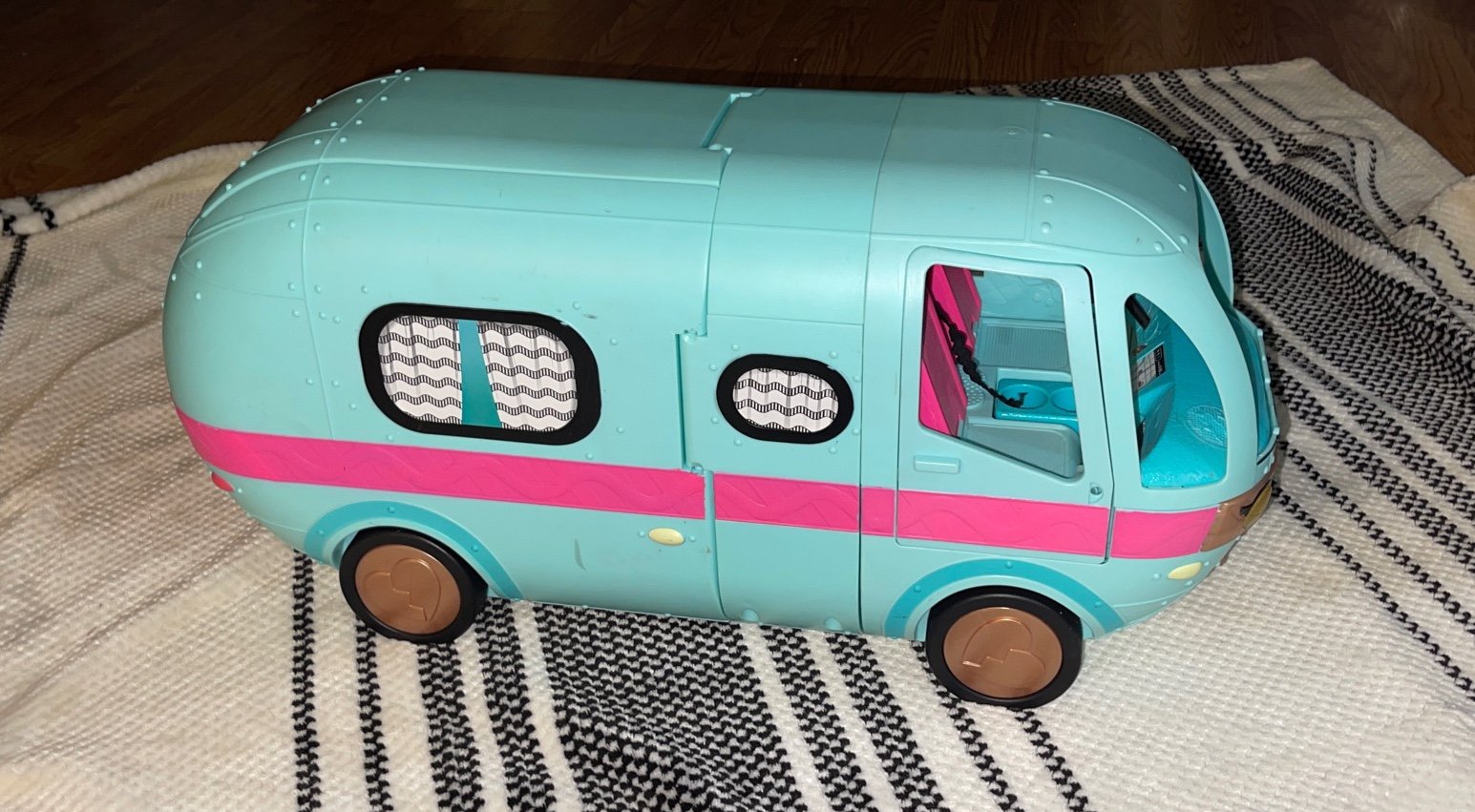 L.O.L. Surprise! 2-in-1 Glamper Fashion Camper