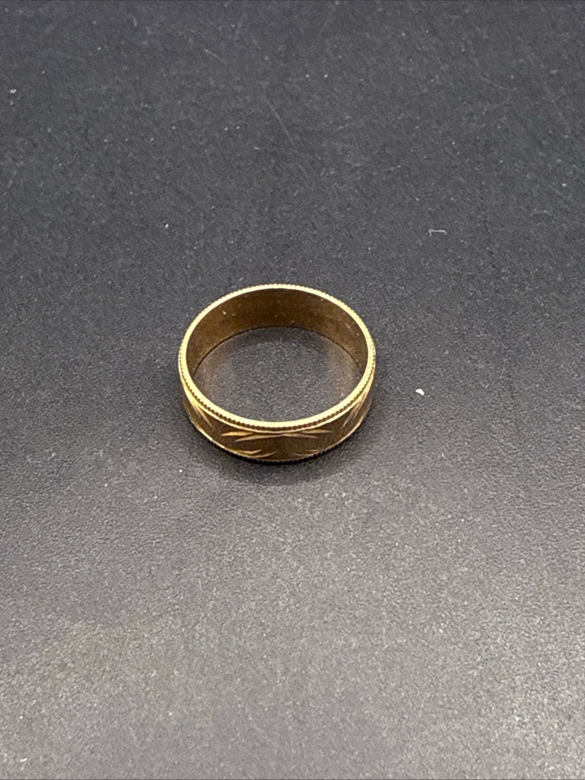 Ring 10k Band W/design 112524aA@DZCC