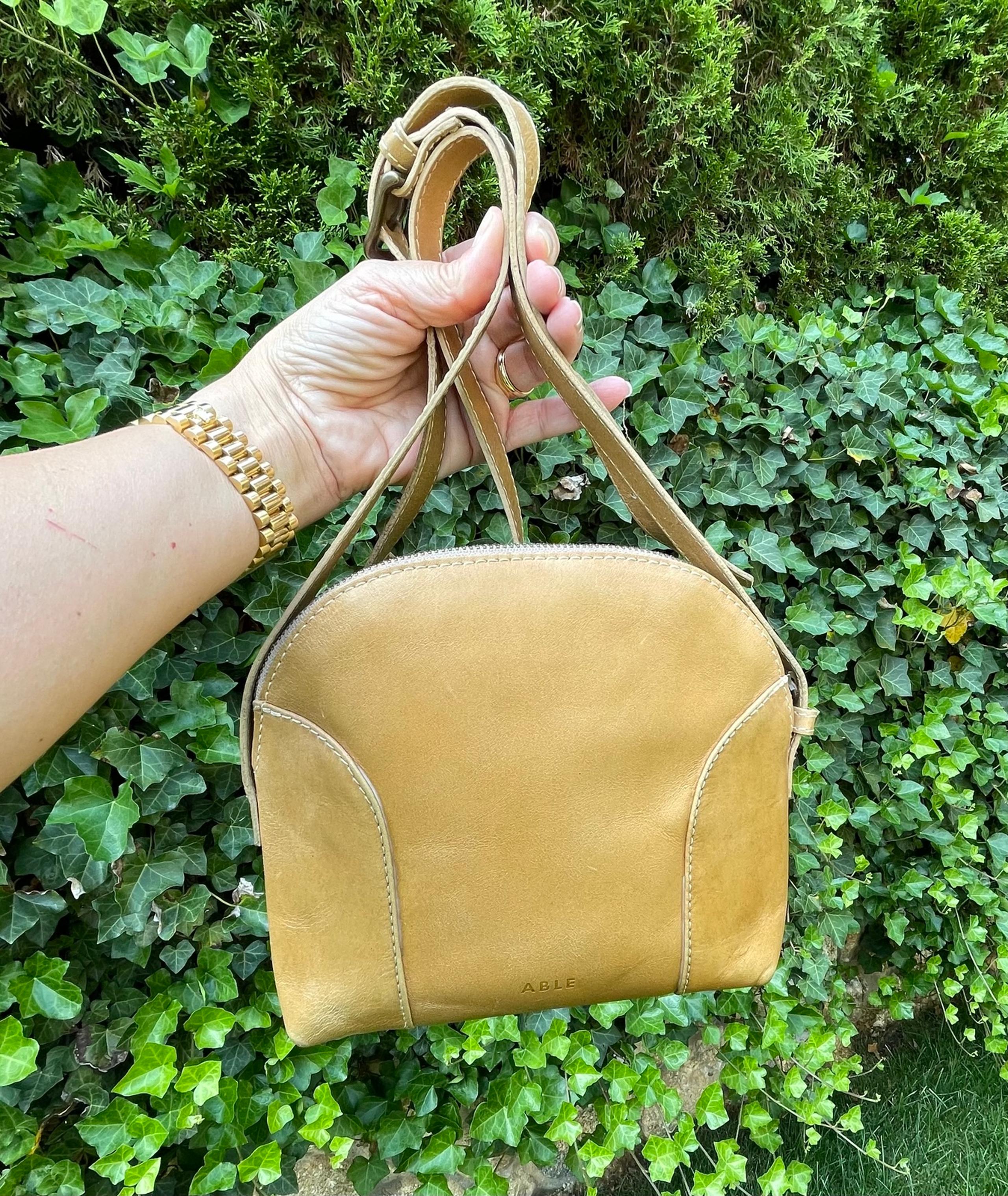 Able Brand Tan Brown Leather Crossbody Adjustable Strap Excellent Condition Zip
