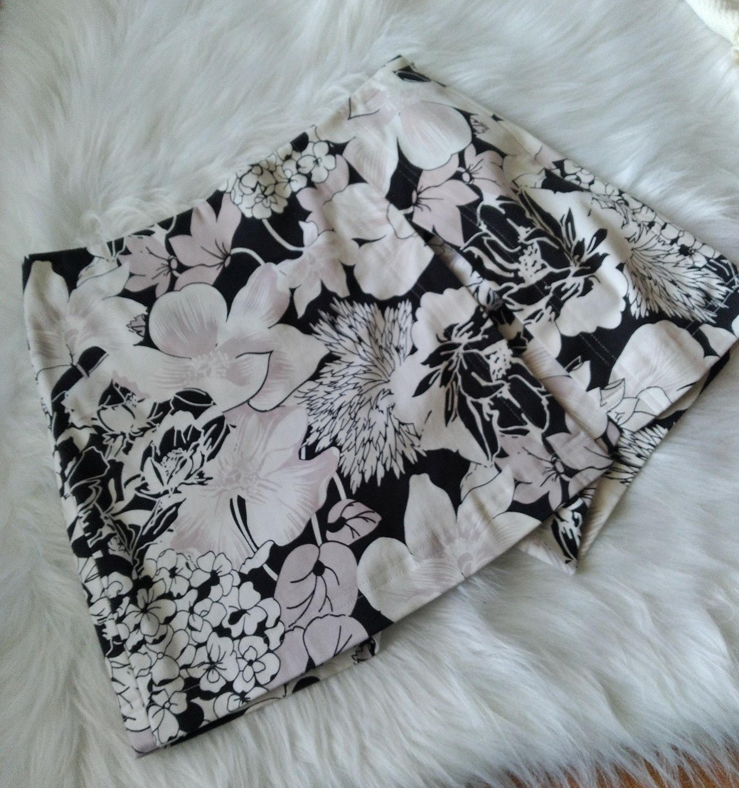 CACHE SKORT WHITE GRAY BLACK MINI SKIRT SKORT SIZE 0 WOMENS SIZE 0