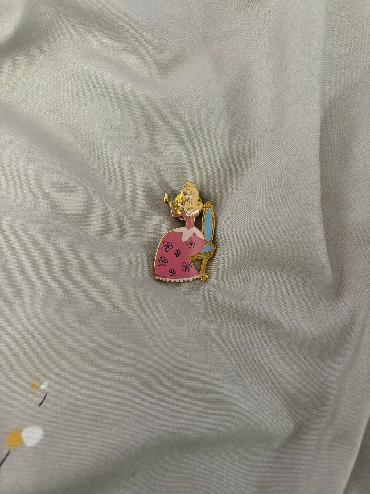 Disney Limited Edition Sleeping Beauty Getting Ready 2002 Pin