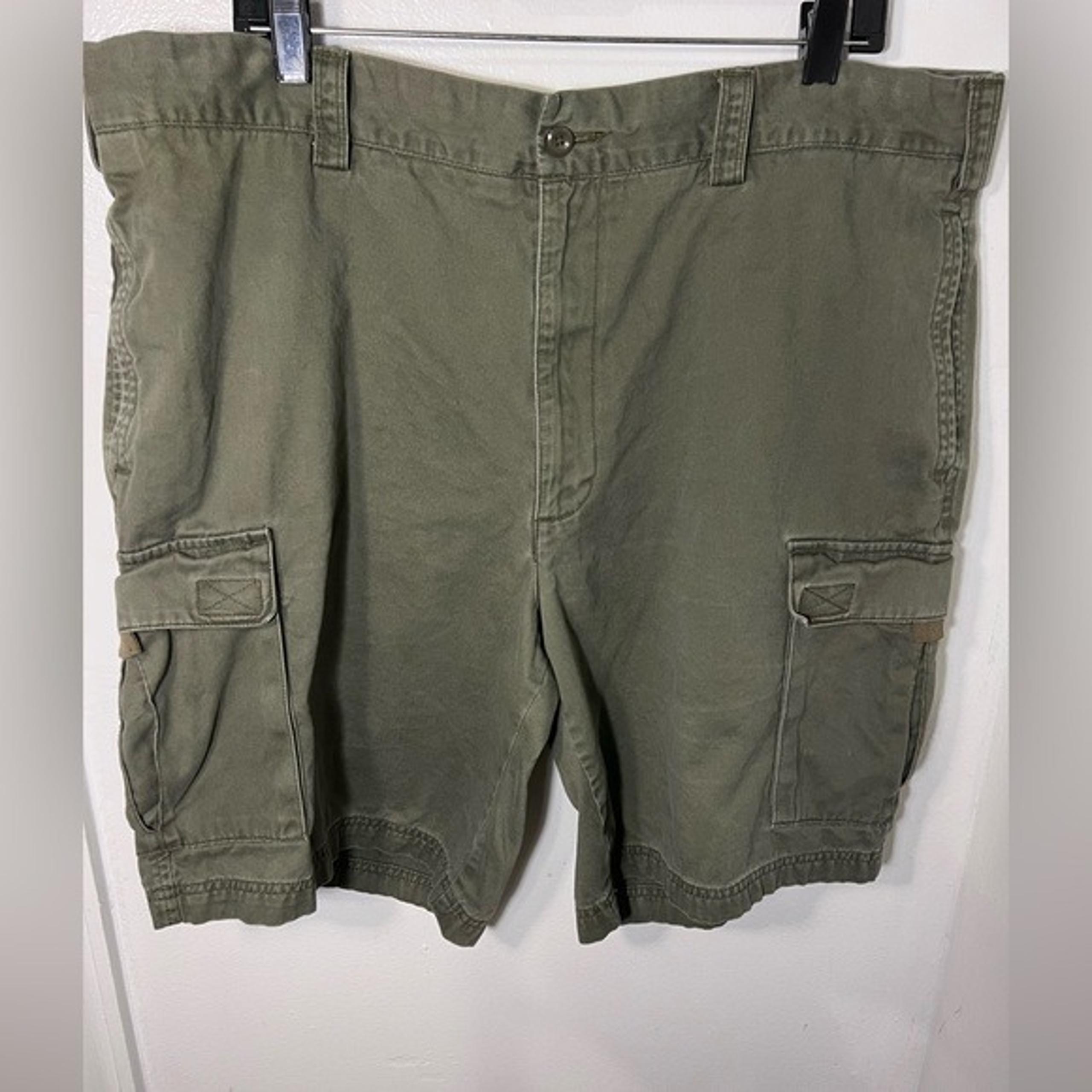Perry Ellis, America, 38, olive cargo, button, zip closure, Bermuda shorts