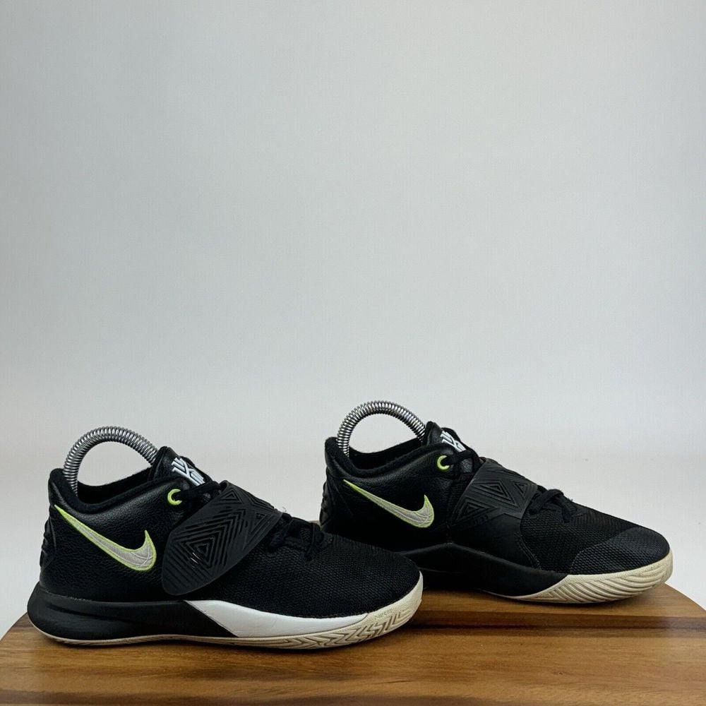 Big Kids Nike Kyrie Flytrap 3 Black Volt Athletic Basketball Sneakers Size 3 Y