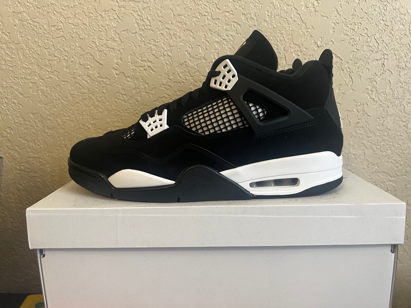 Jordan 4 white thunder