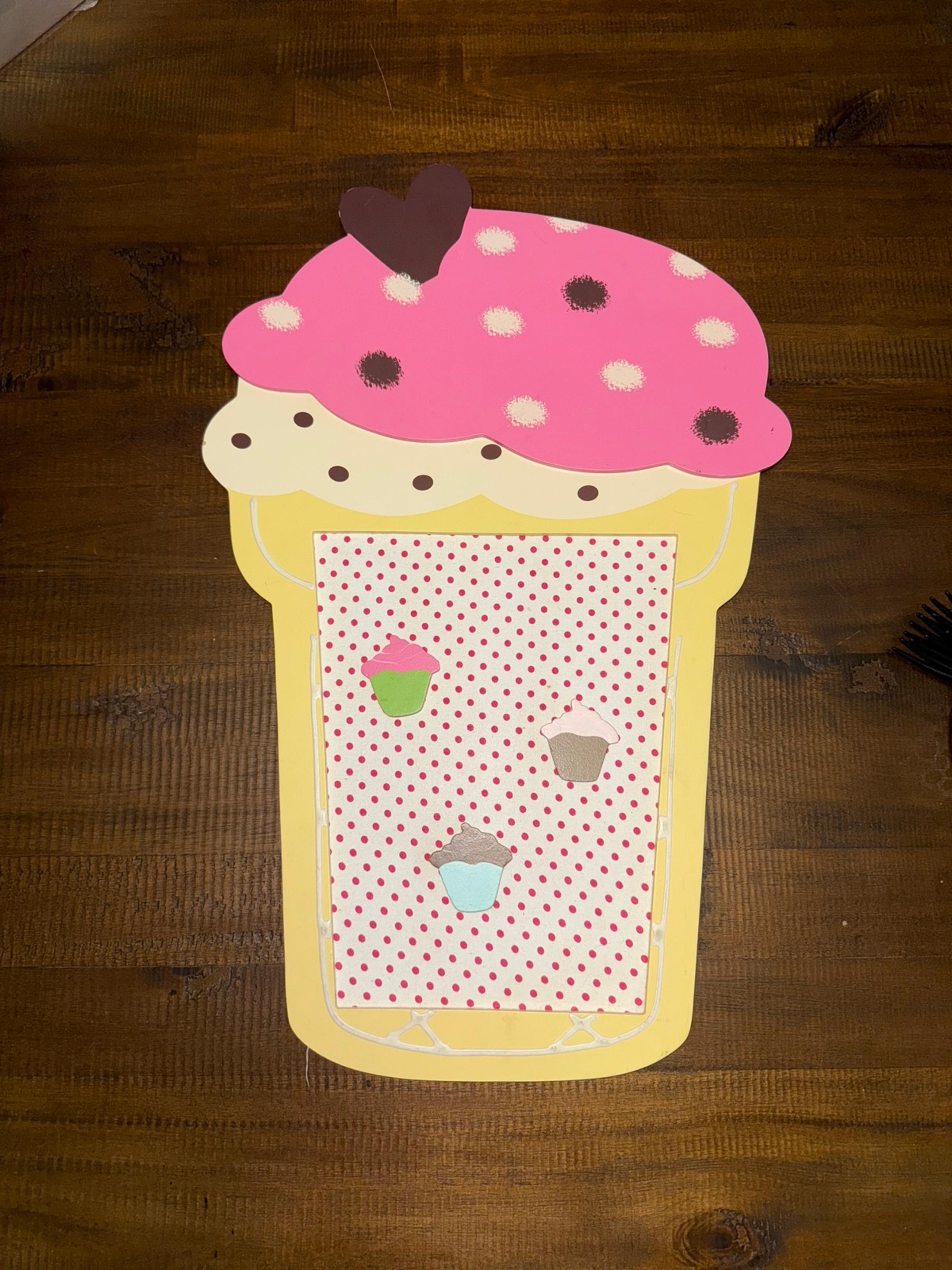 Wooden handmade cupcake magnetic photo/ note hanger