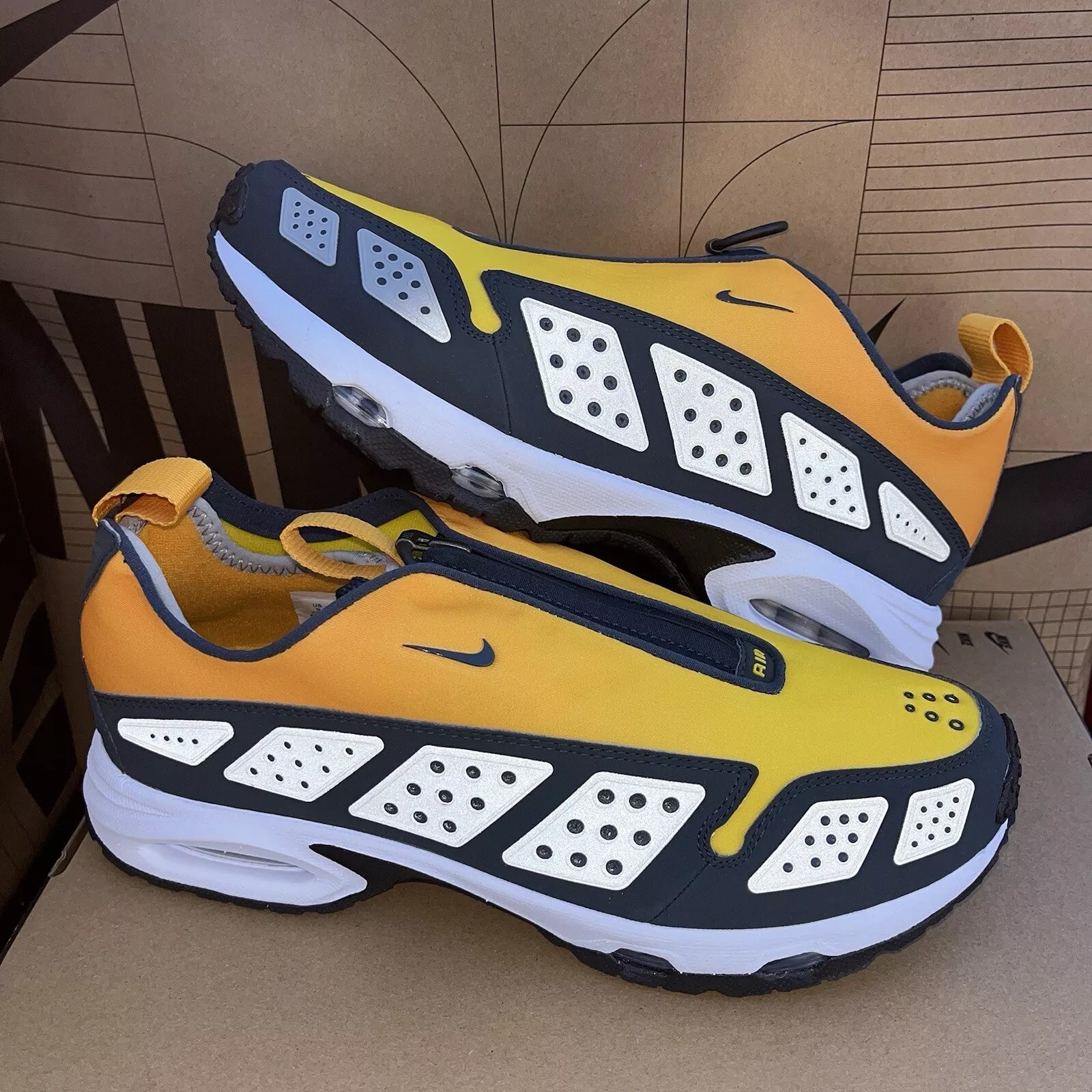 NEW Nike Air Max SNDR Sunder Canyon Gold Black HJ8080-700 Women's Size 9.5 Nby