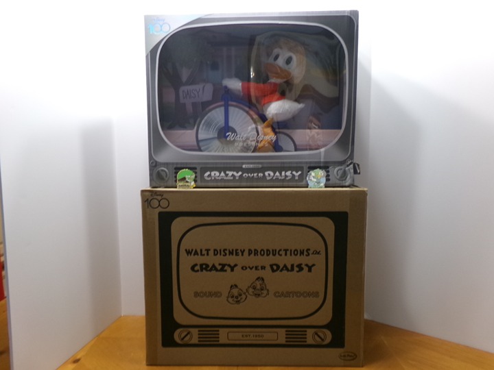 RARE RETIRED DONALD DUCK DISNEY WORLD EXCLUSIVE PINS + CRAZY FOR DAISY PLUSH