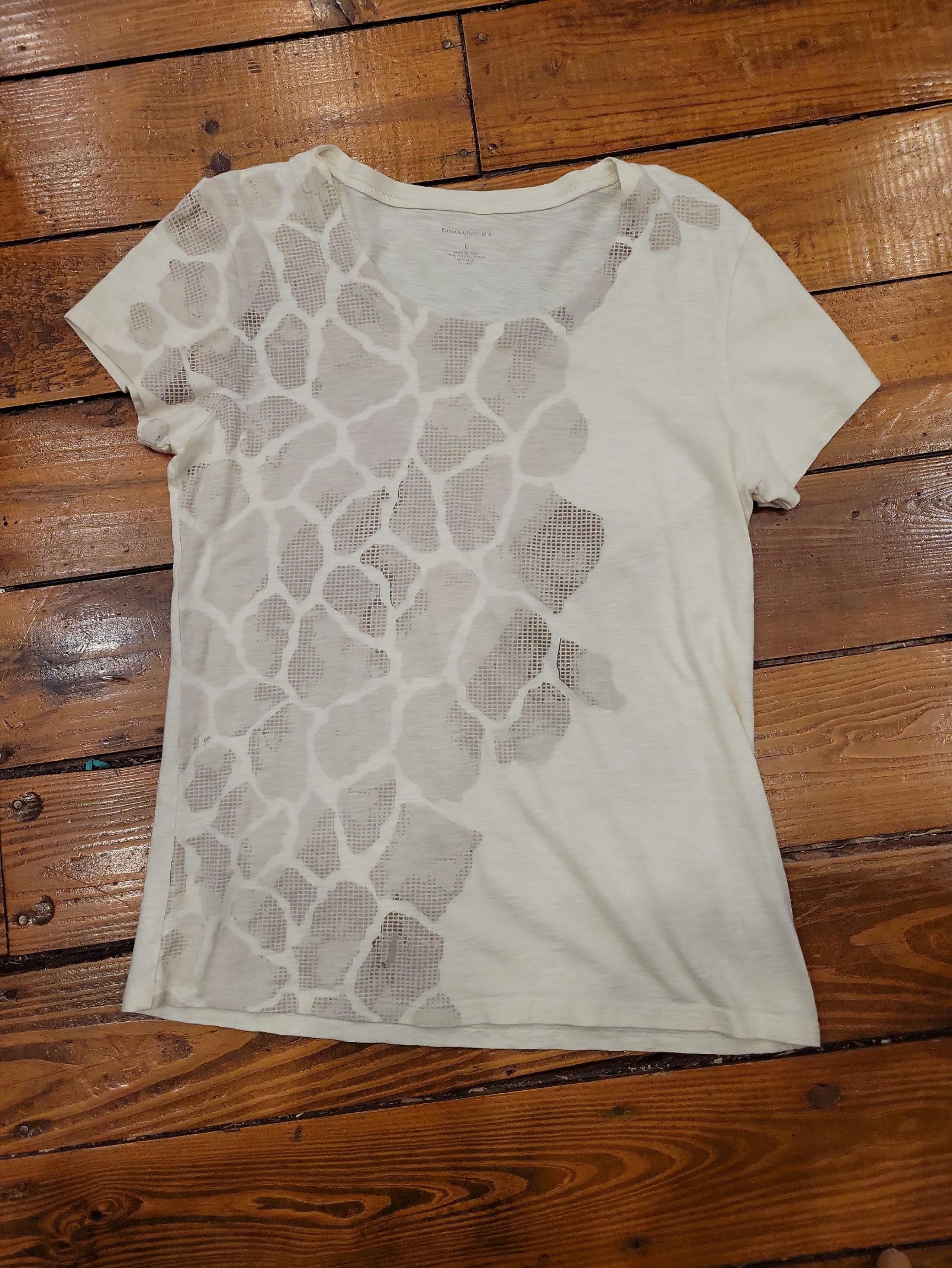 Banana Republic Woman's Top. Short Sleeve Cream with Print. 100% Cotton. Size L.