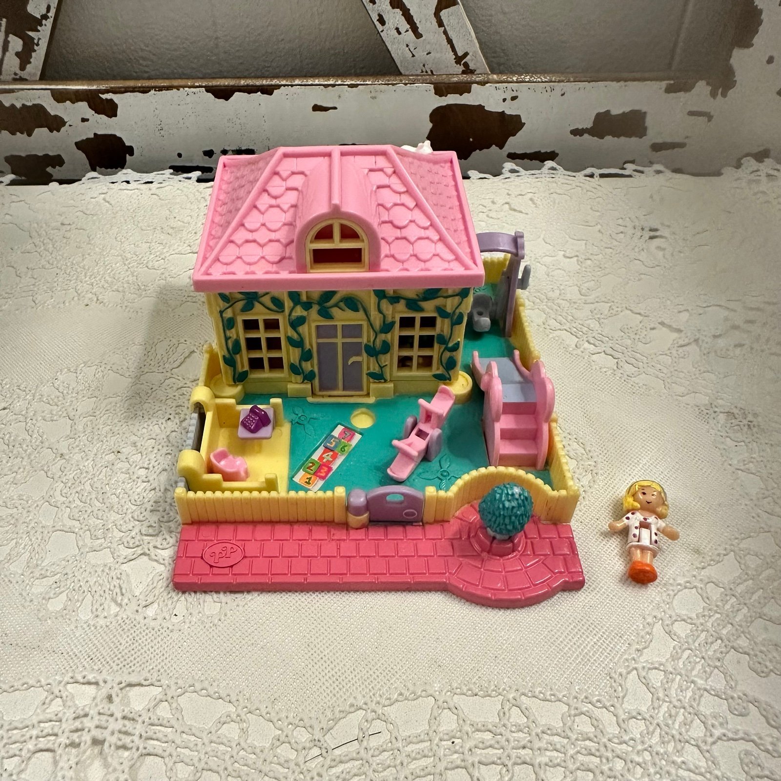 1994 Polly Pocket Pollyville Nursery School with 1 doll Vintage