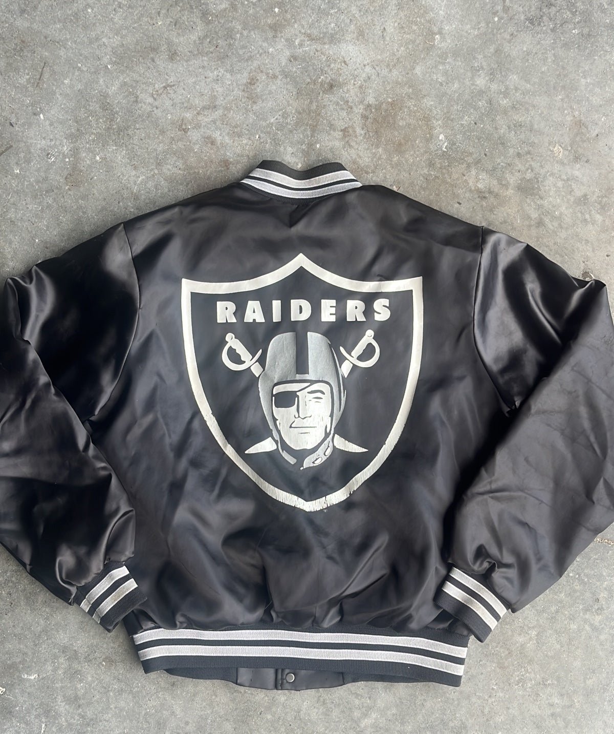 Vintage 80s OAKLAND RAIDERS SATIN JACKET SIZE MEDIUM/LARGE