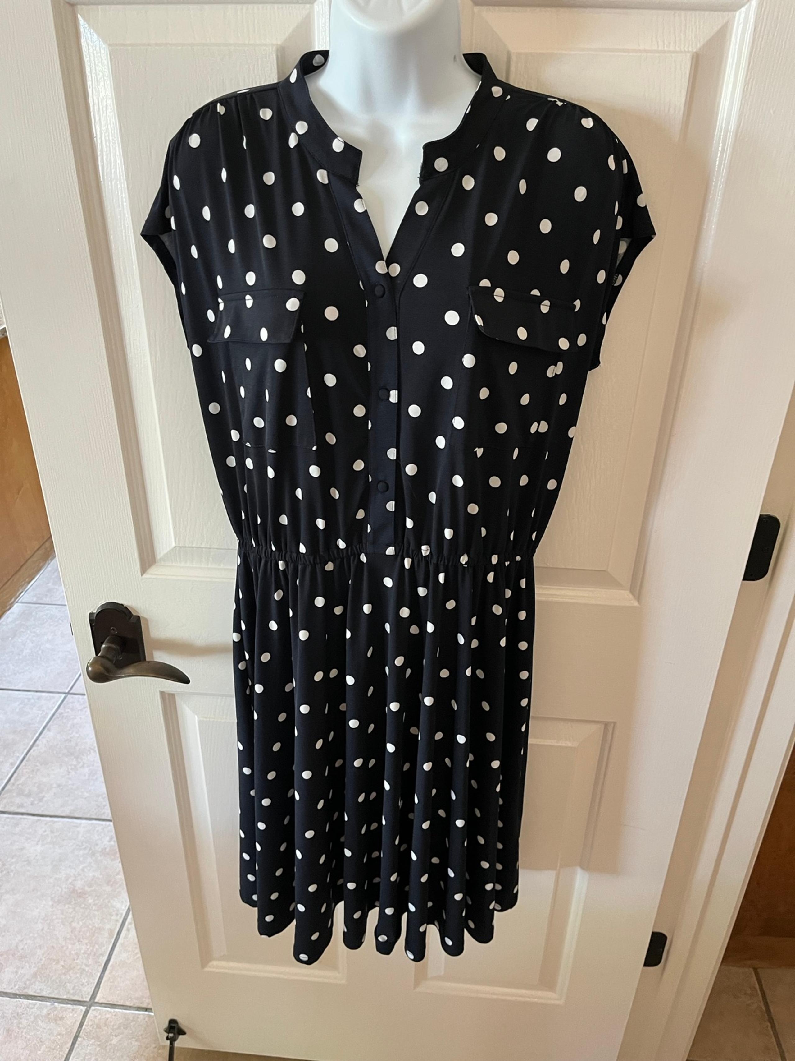 Roz & Ali polka dot dress L black and white knee length