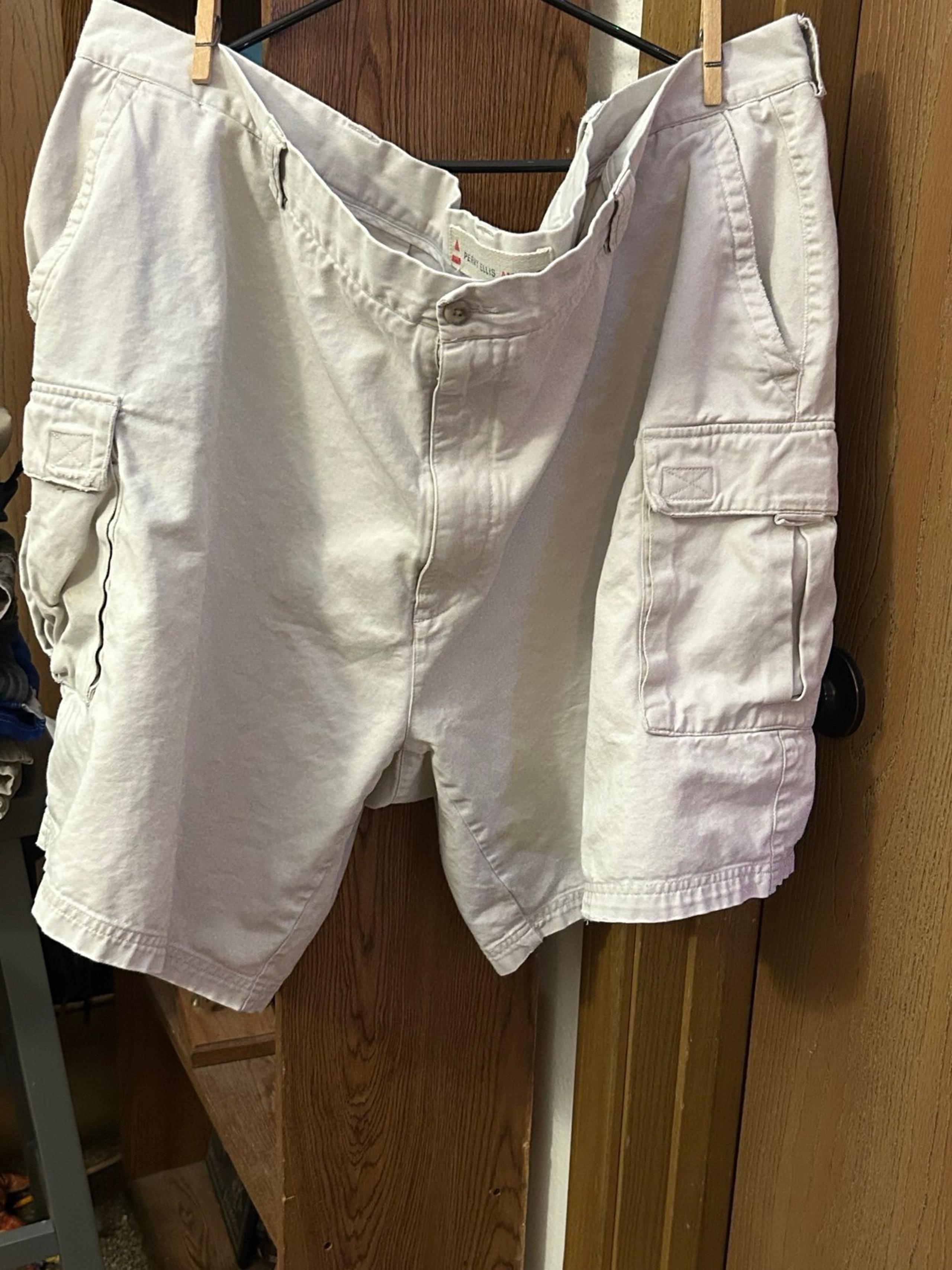 Mens Perry Ellis Cargo Shorts. 54 Waist