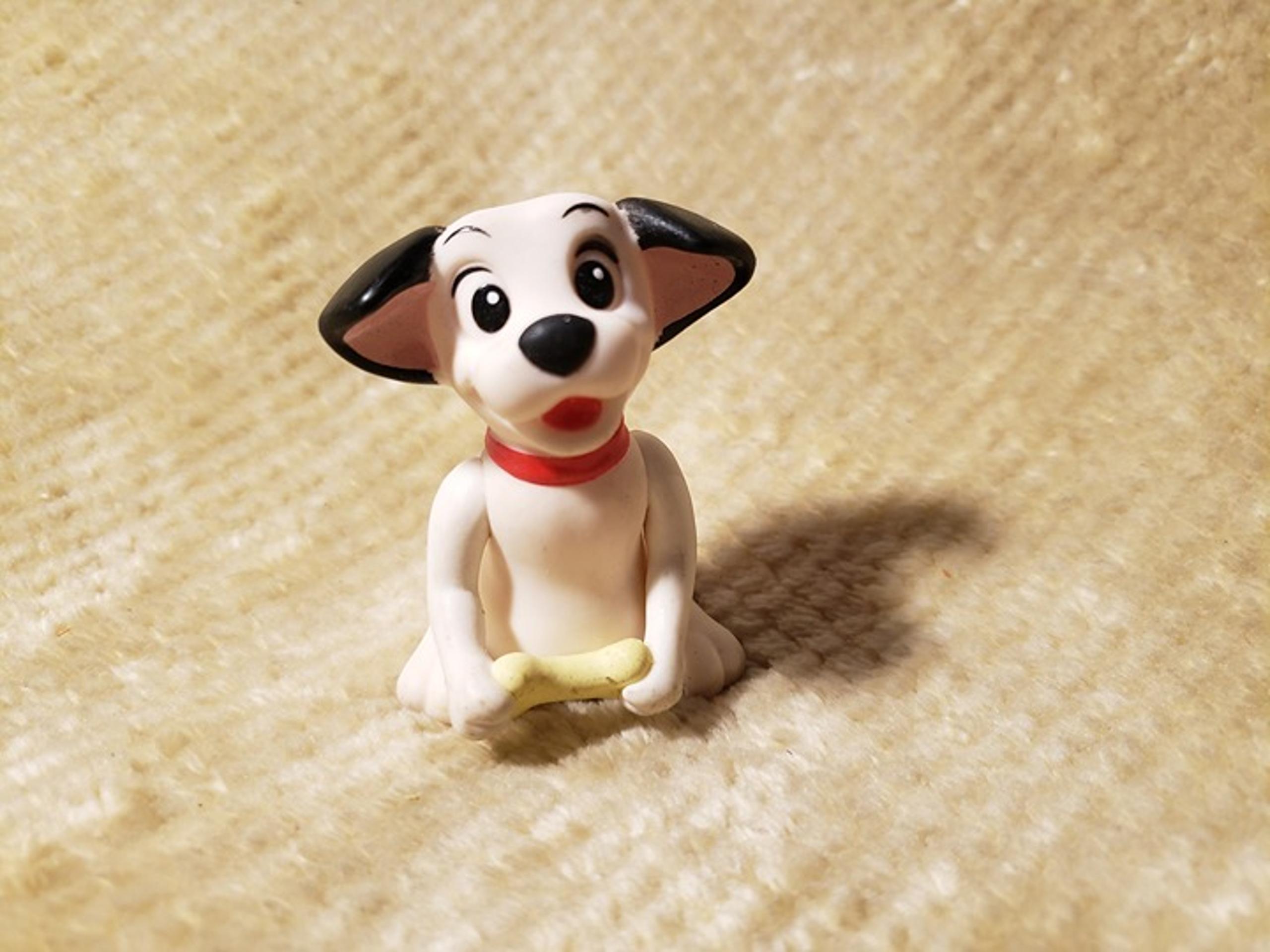 1990 Disney 101 dalmatians mini figure LUCKY Puppy with Bone Front Paws Move