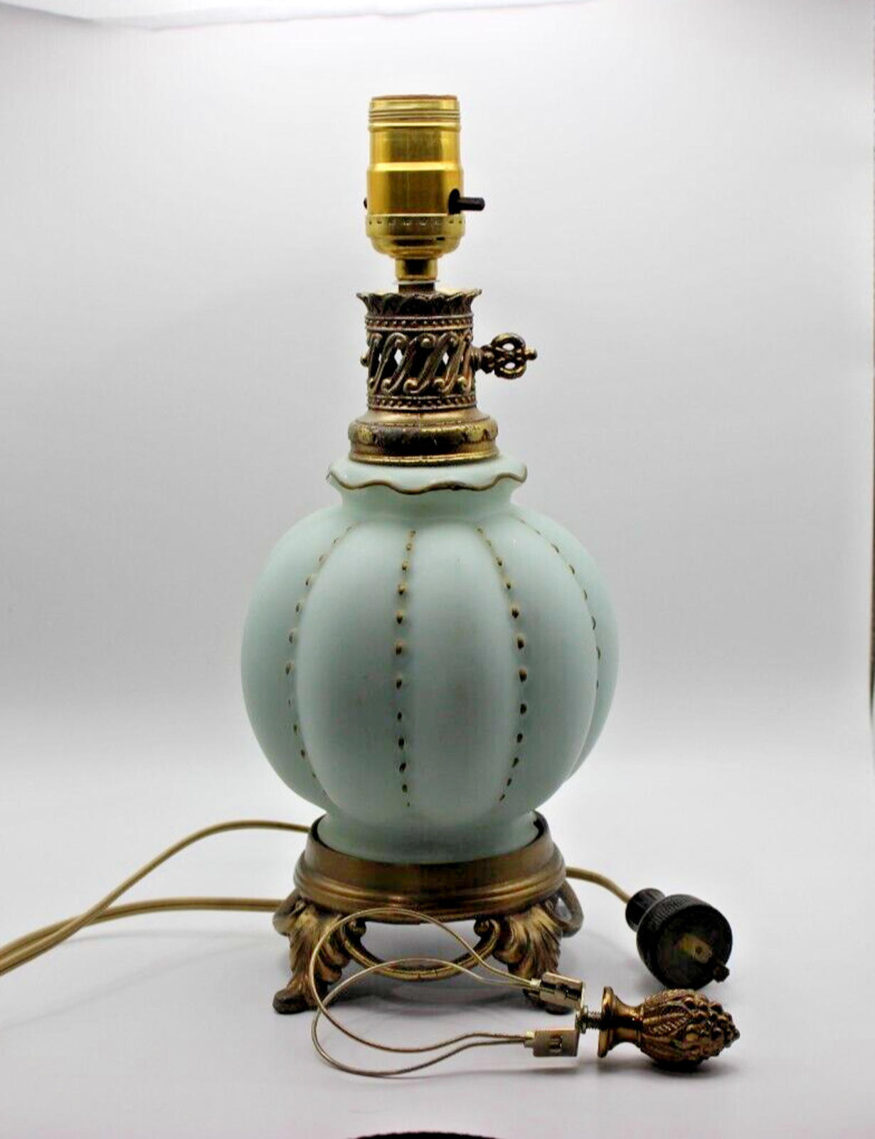 VINTAGE BRASS FOOTED GREEN GLASS TABLE LAMP FINIAL TOP 18 TALL F128 EMBOSSED