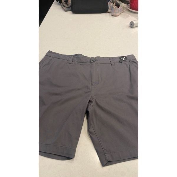 O’Neill mens shorts size 42, nwt, gray. Excellent condition great brand.