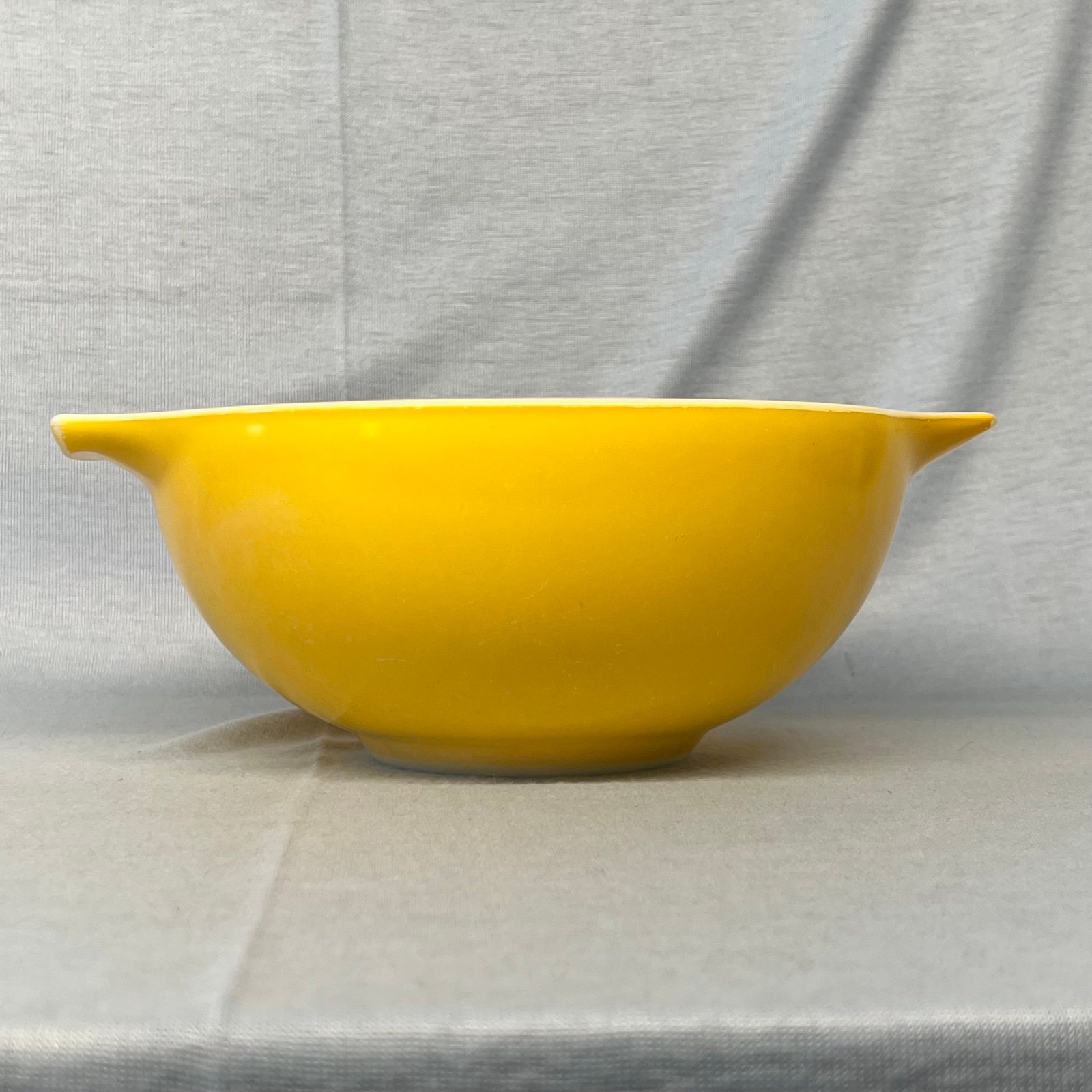 Vintage Pyrex Daisy Yellow Cinderella Mixing Bowl#443 2-1/2 quart