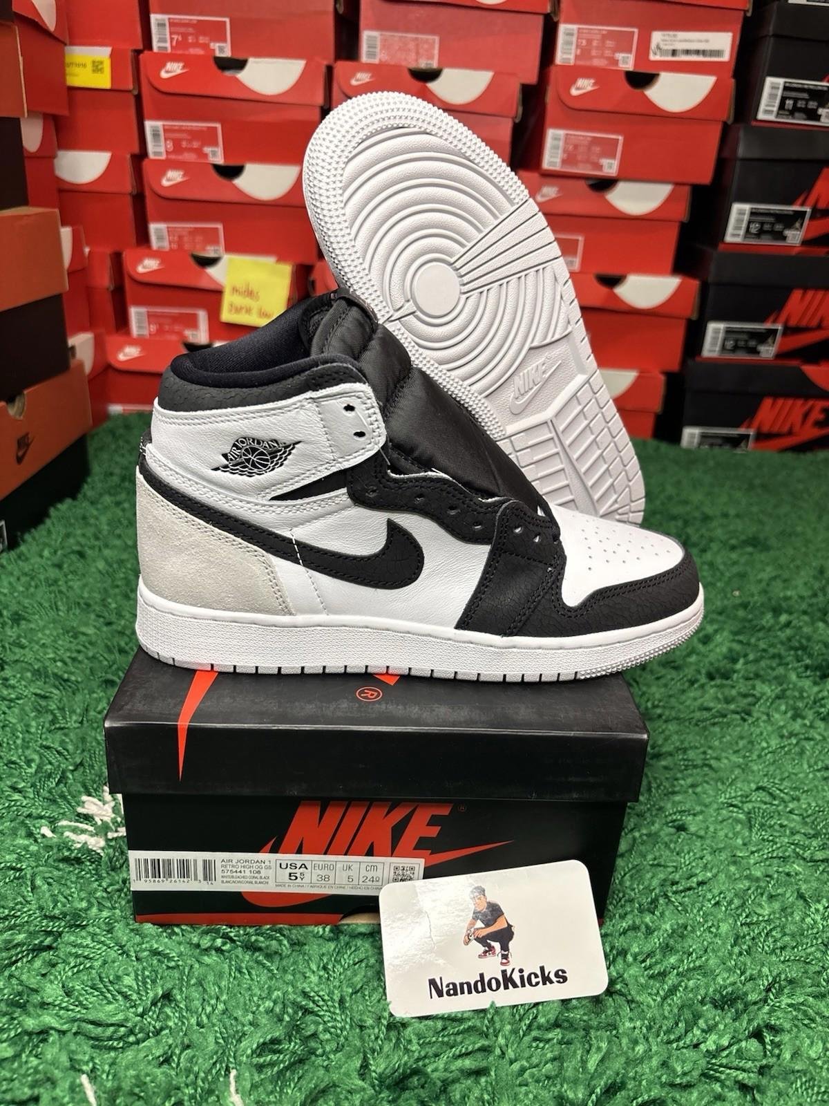 Nike Air Jordan Air Jordan 1 Retro High OG GS Stage Haze 575441-108 size 5.5Y