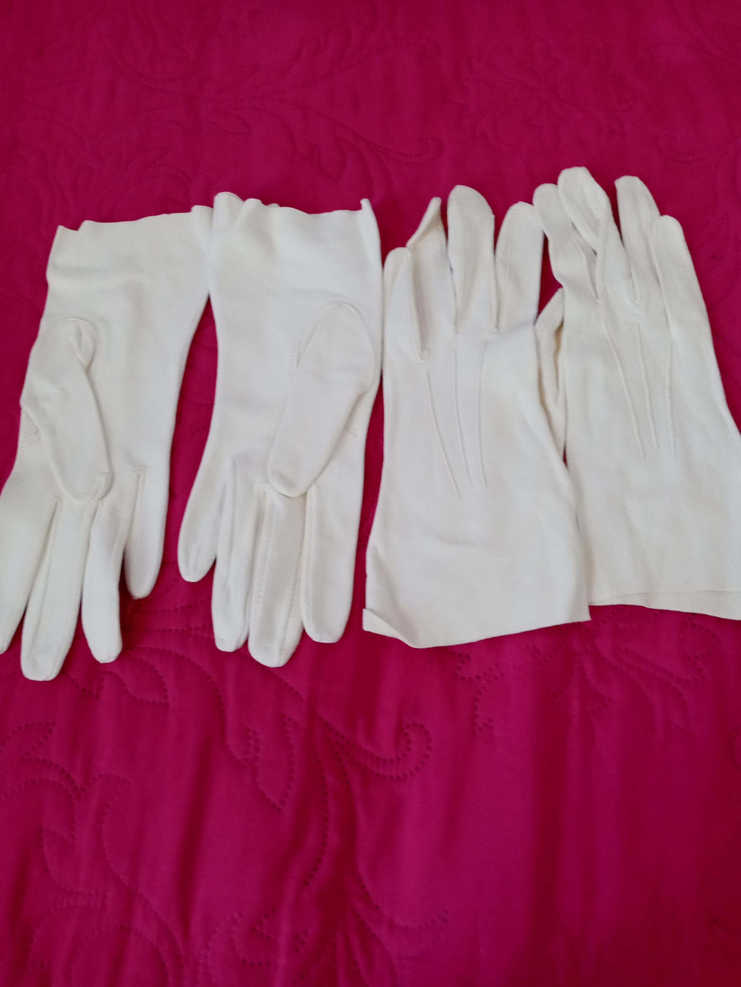 Vintage Fownes Doeskin lady off white gloves