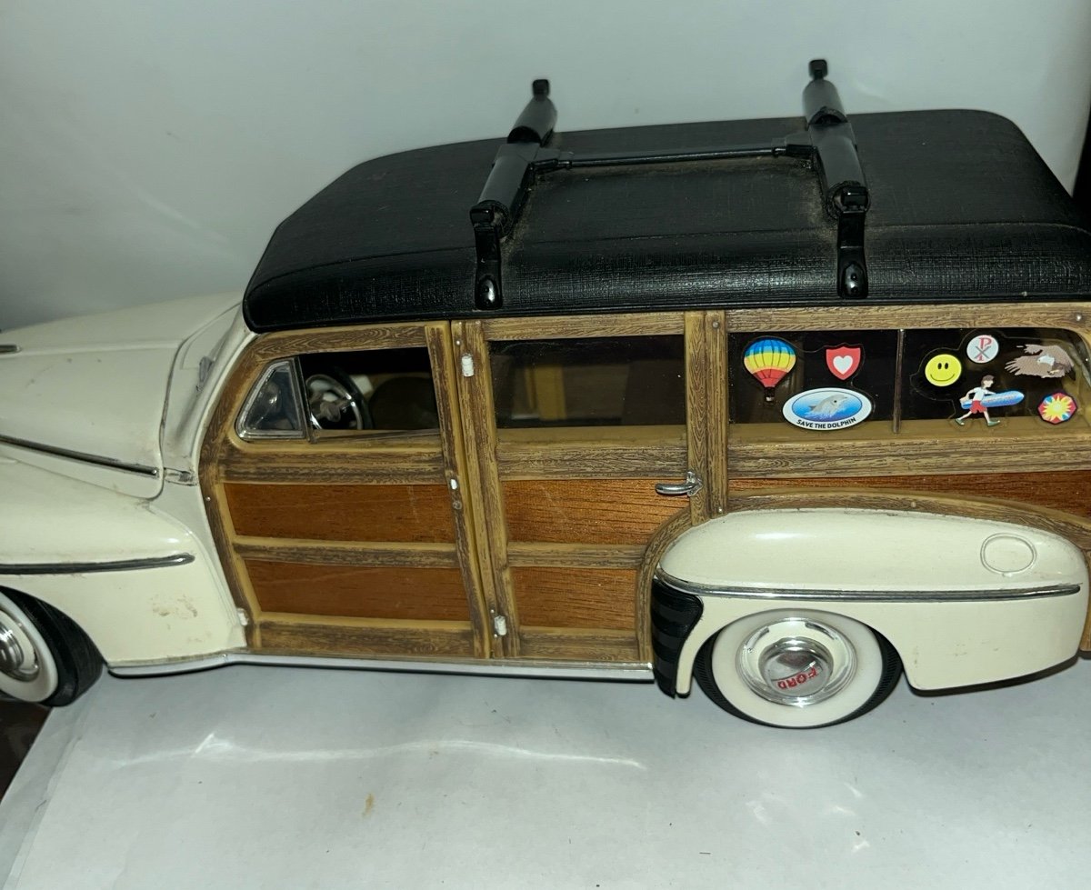 Road Signature Woody Die Cast Vehicle 1948 , Real Wood Panels, Detailed Inside.