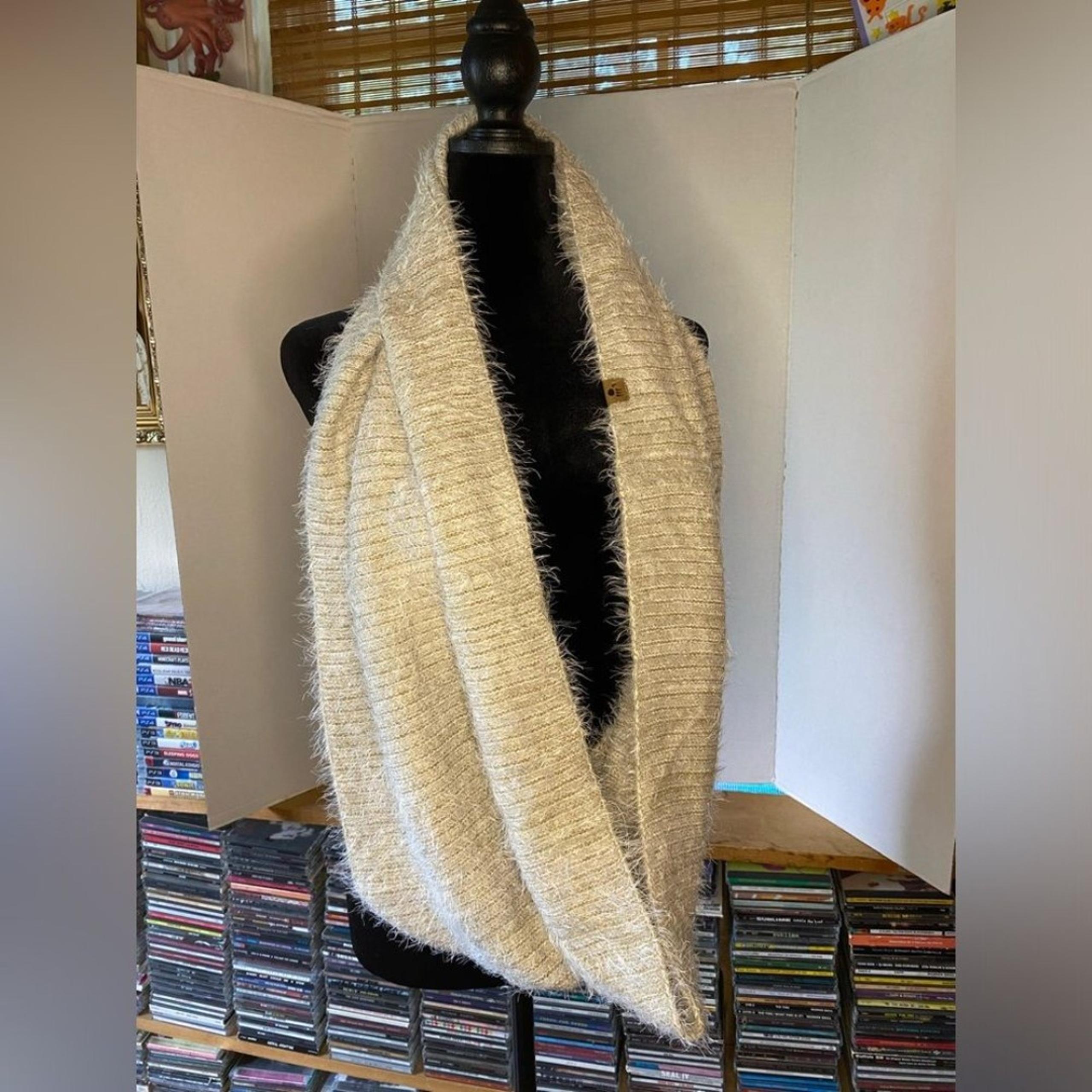 EUC BearPaw infinity scarf