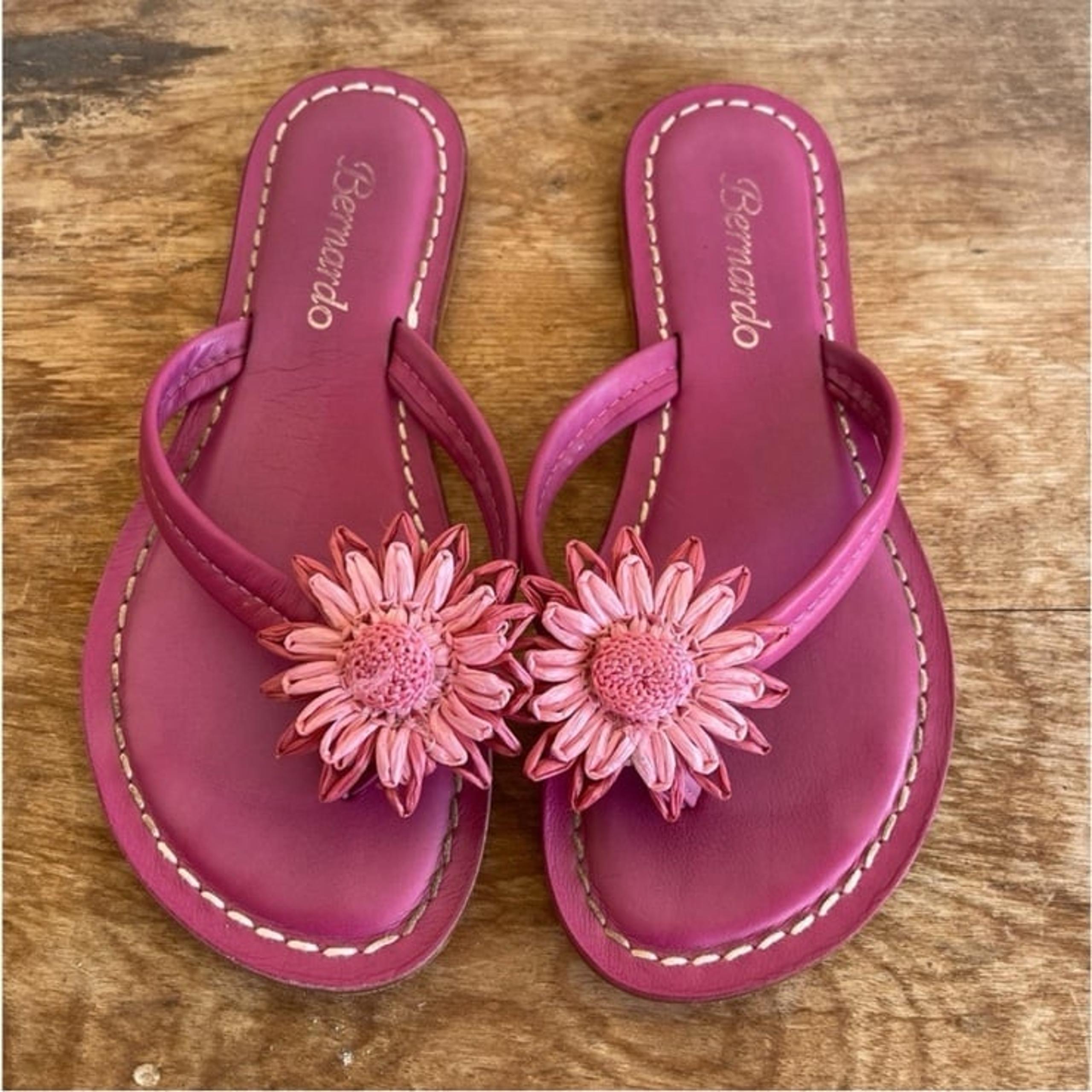 BERNARDO Pink Leather Flip Flop Sandals Hand Woven Raffia Flower 7M Spain Cute!