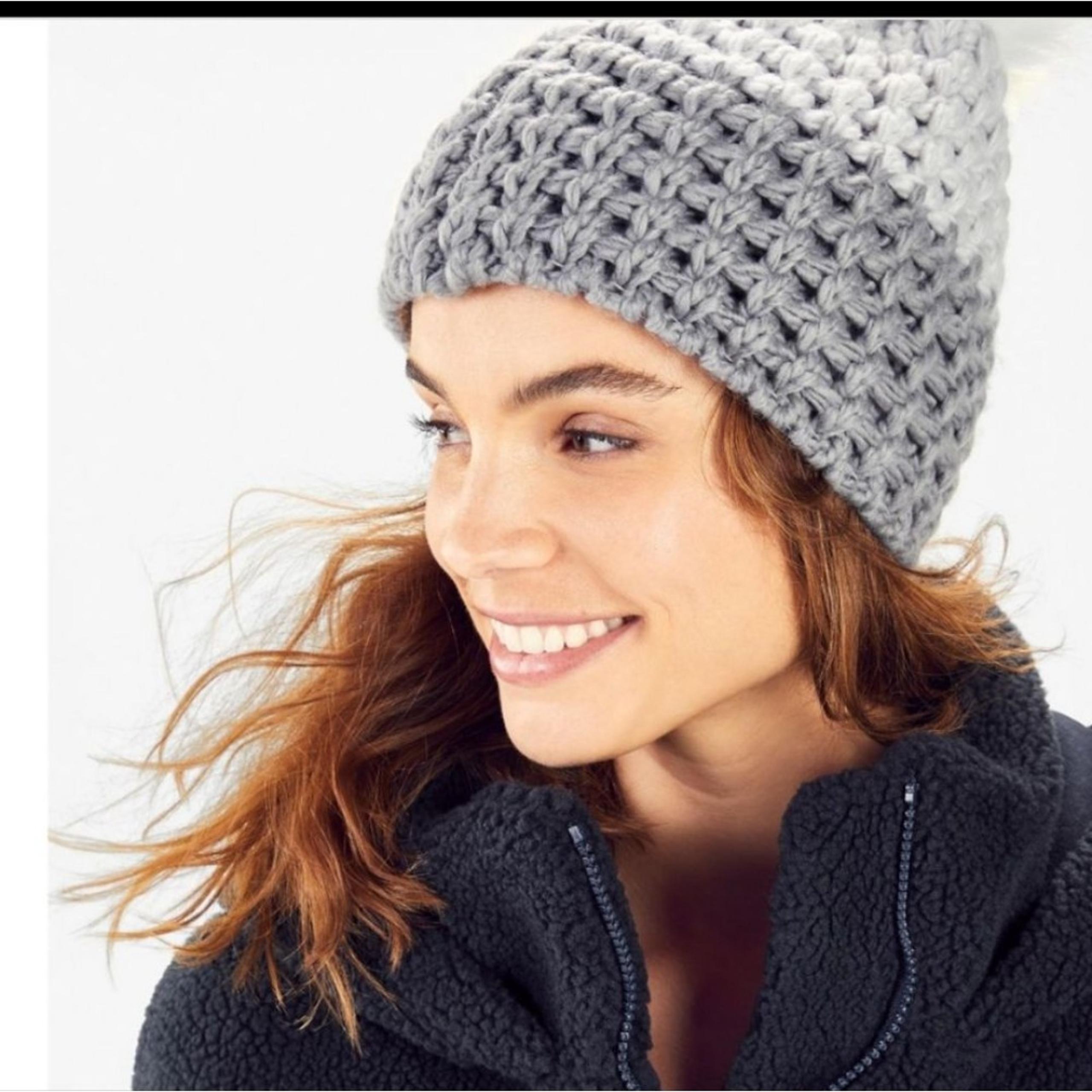 FABLETICS CHUNKY KNIT BEANIE WITH POM HAZE GREY & NWT CHUNKY HEADBAND WOMEN OS