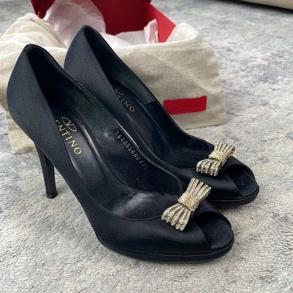 Valentino Garavani Black Satin Pumps Metal Crystal Rhinestone Bow Peeptoe 39.5