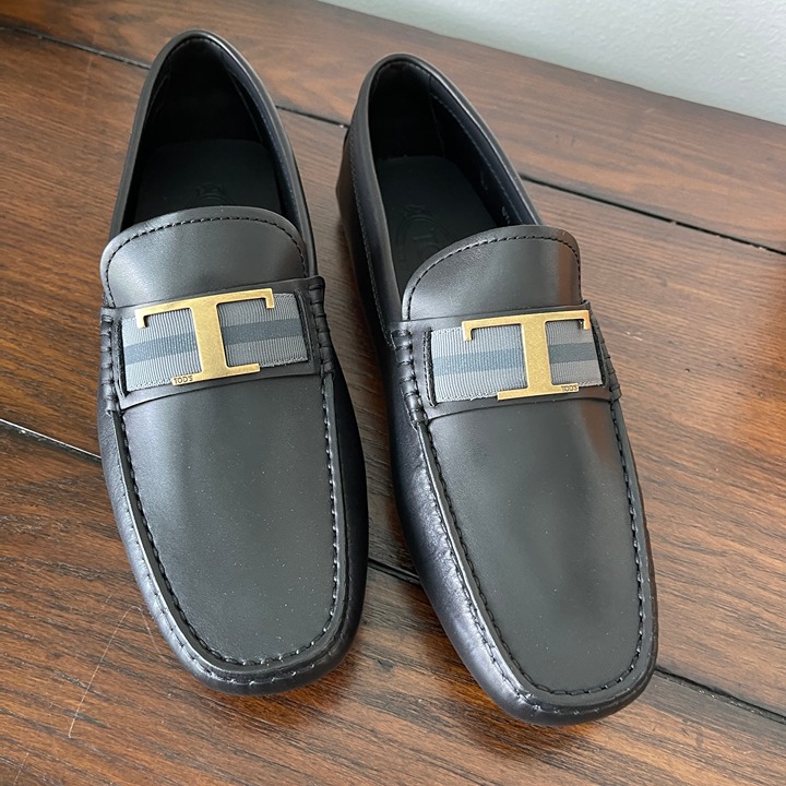 Tod's Men's Black Leather Gommino 122 T Loafer Shoe. XXM0GW0CT51D90B999, US 8