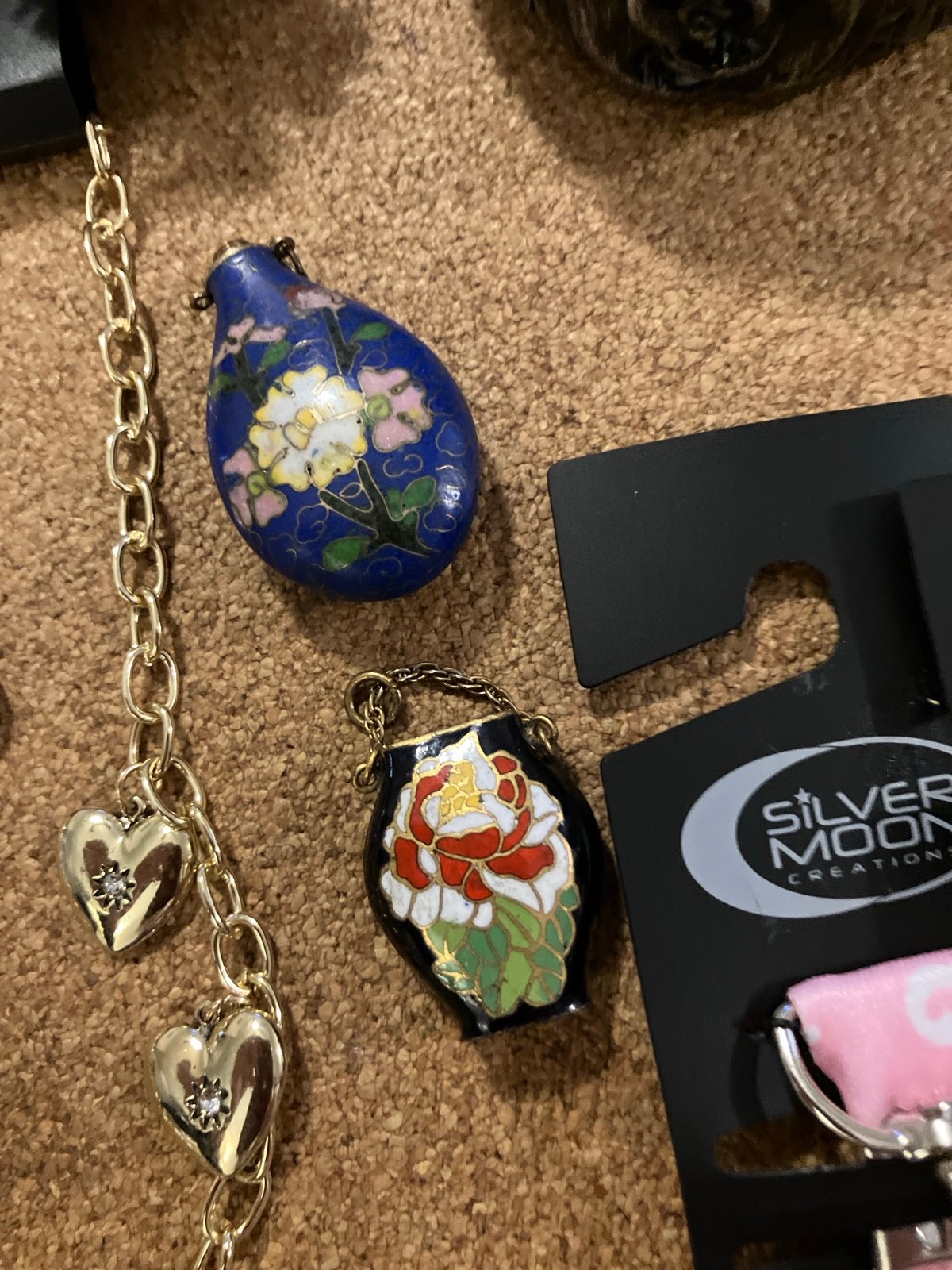 Big lot of ladies assorted jewelry/Jewelry treasures, pendants, bracelets