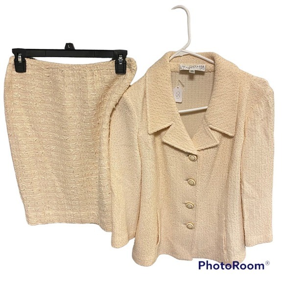 St. John Collection Boucle Jacket And Skirt Women's Size 4/6 Cream