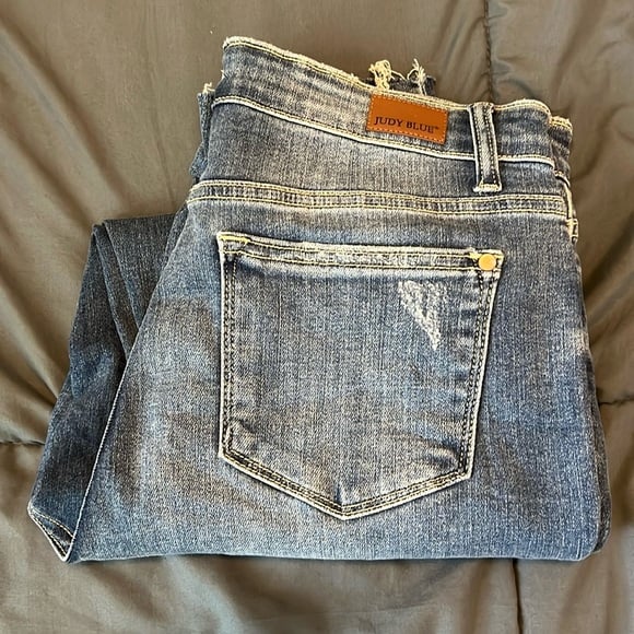 Judy Blue Distressed Relaxed Fit Ankle Jean Size 9/29