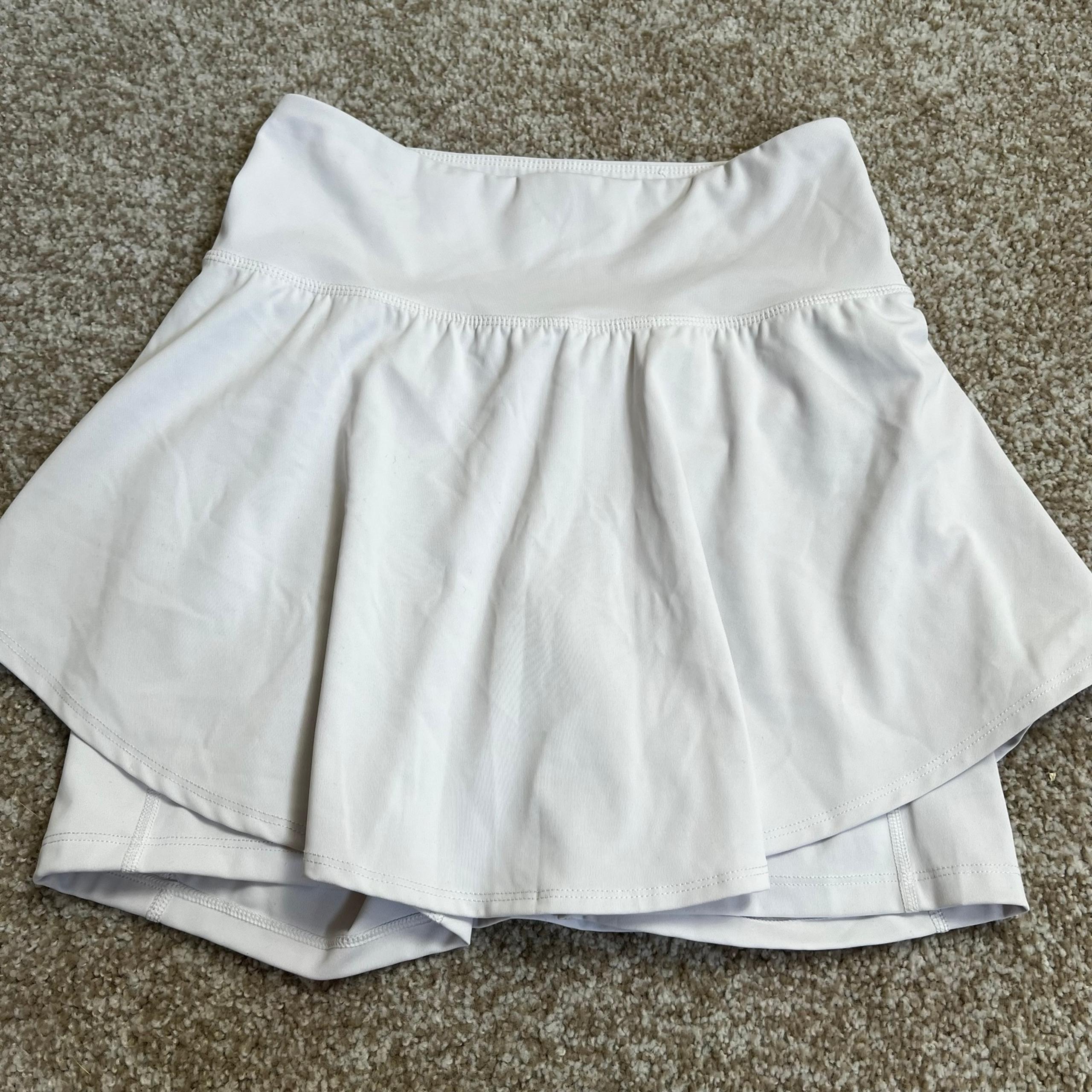 Old Navy women’s white athletic skirt with spandex shorts size Small 5in inseam