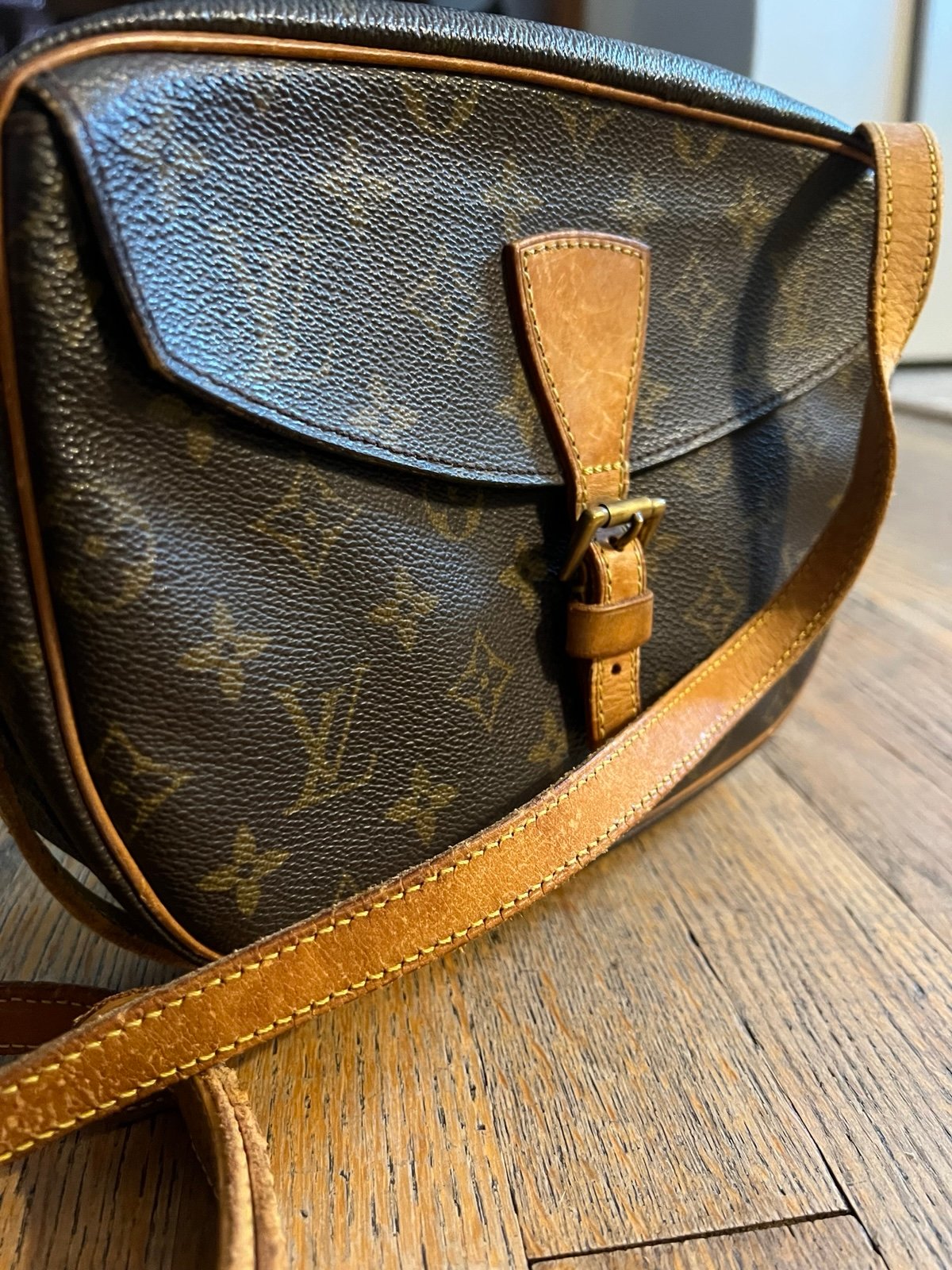 Authentic Louis Vuitton Jeune Fille - detail