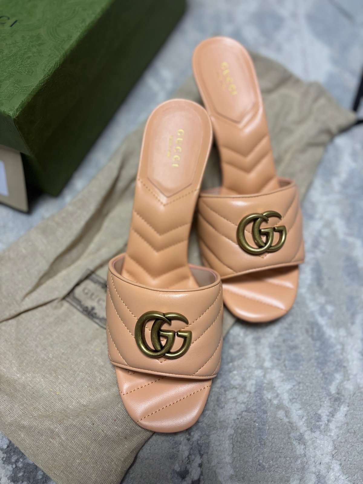NWB Gucci GG Marmont Chevron Peachy Chic Heels Sandals Leather 40 674839