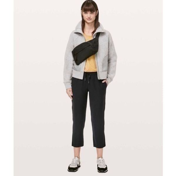 LULULEMON Womens 6 Black On The Fly Crop Woven Pants 23