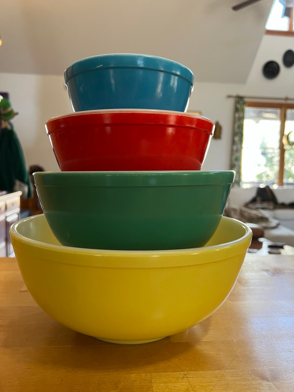 Pyrex primary mixing bowl set unmarked