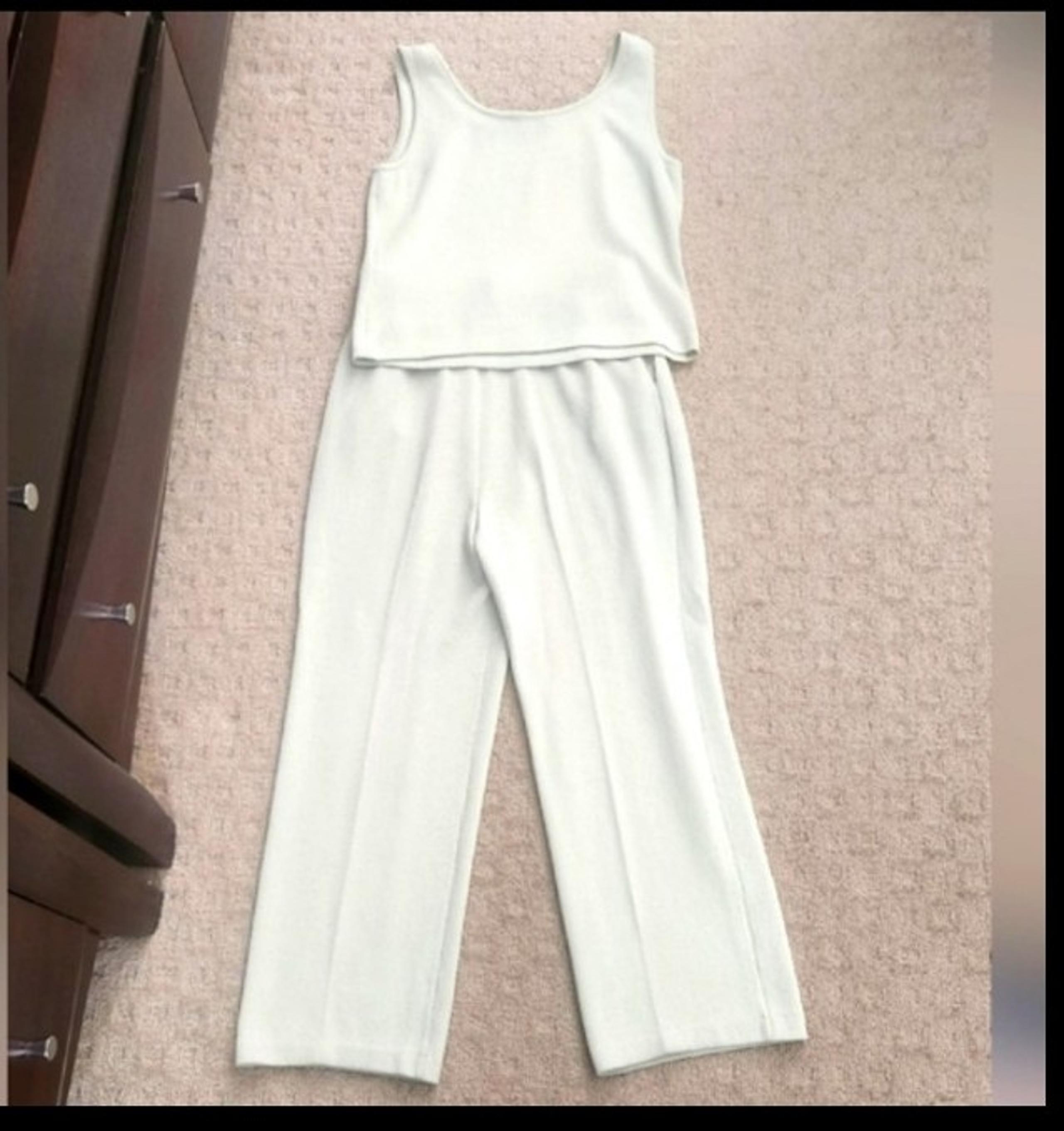 St. John Green Santana Knit 2 piece spring resort USA pleated pant & tank 4P