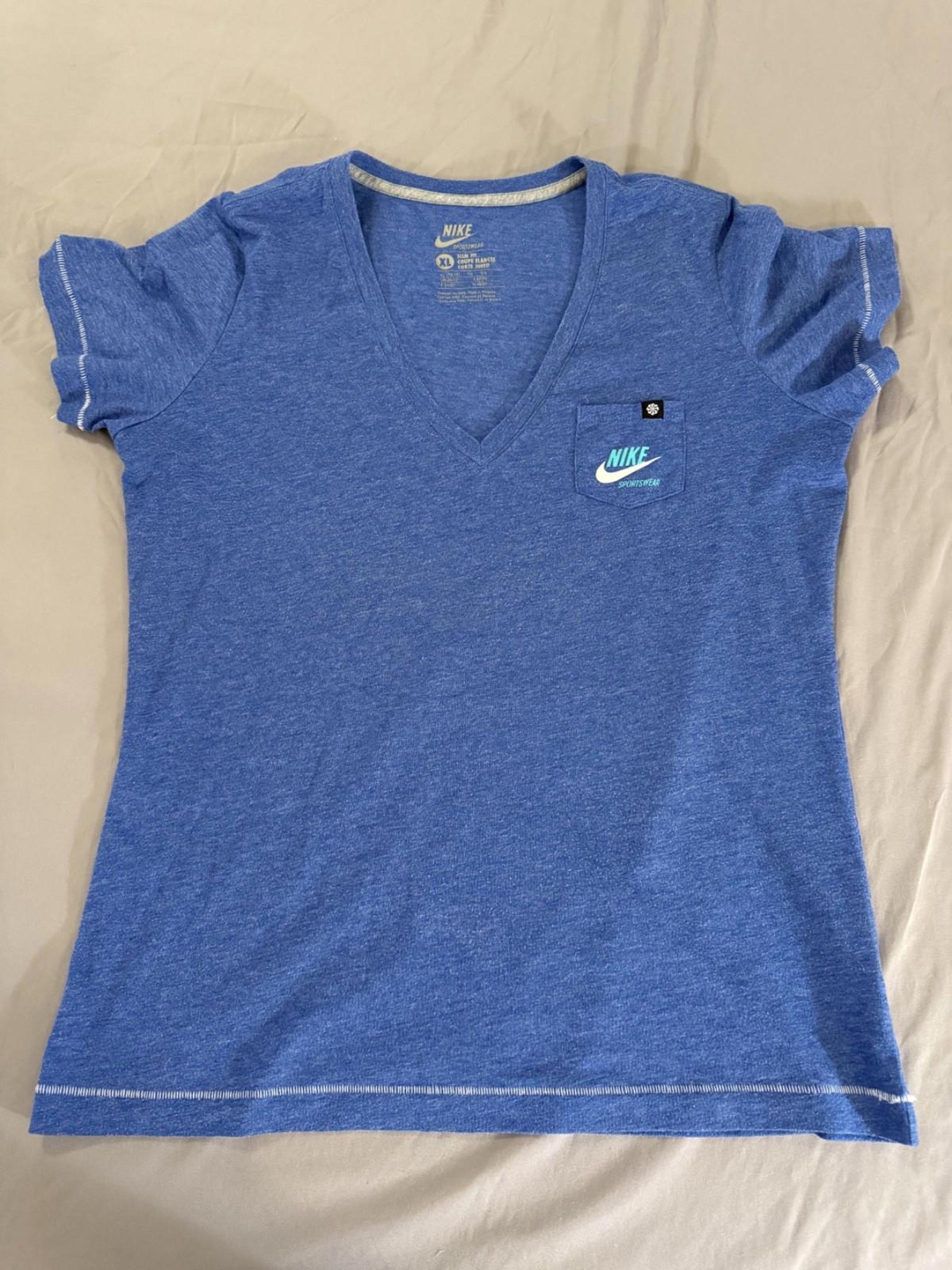 Nike Sportswear Women's Slim Fit T-Shirt Blue XL with front pocket printed back