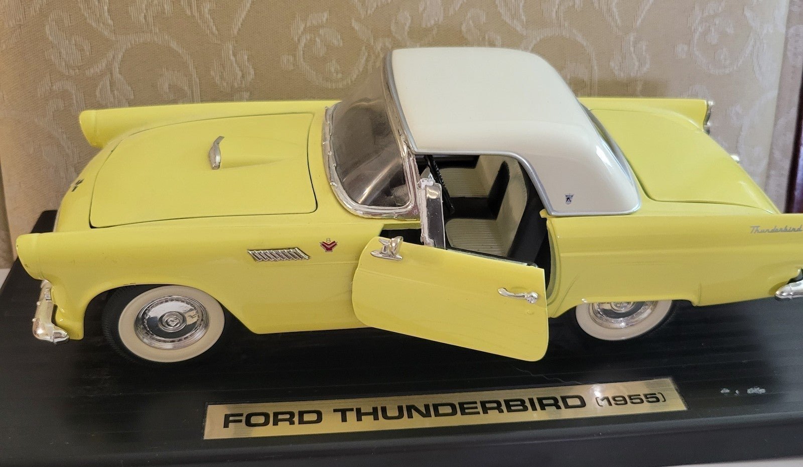 Road Legend die cast Ford Tbird