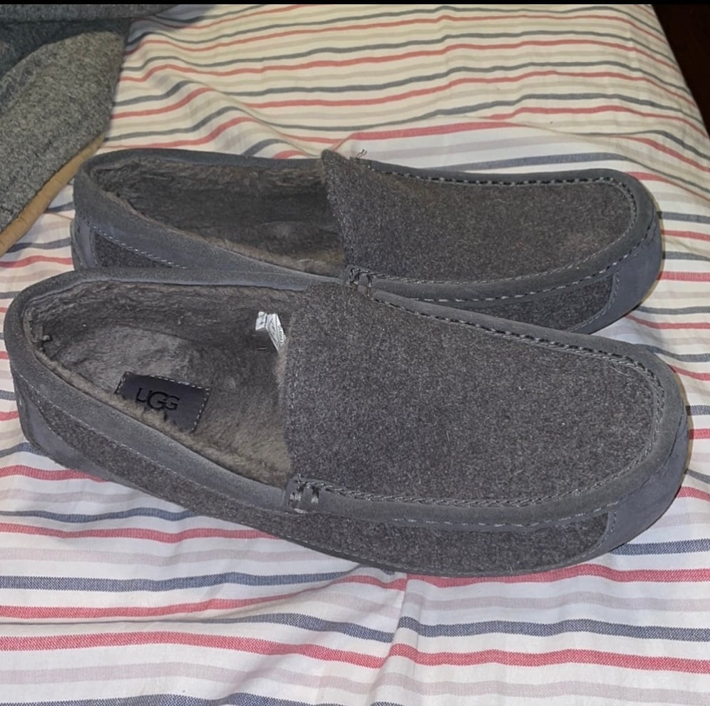 mens ugg slippers size 11