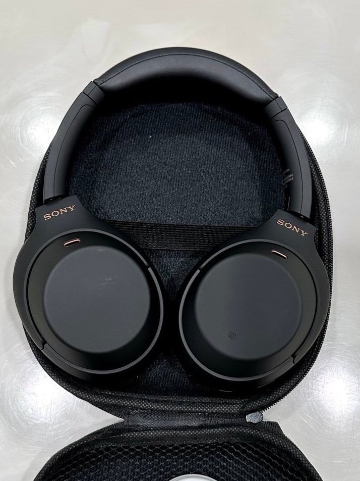 Sony WH1000xm4 Wireless Noise Canceling Headphones in Black Carrying Case XM4