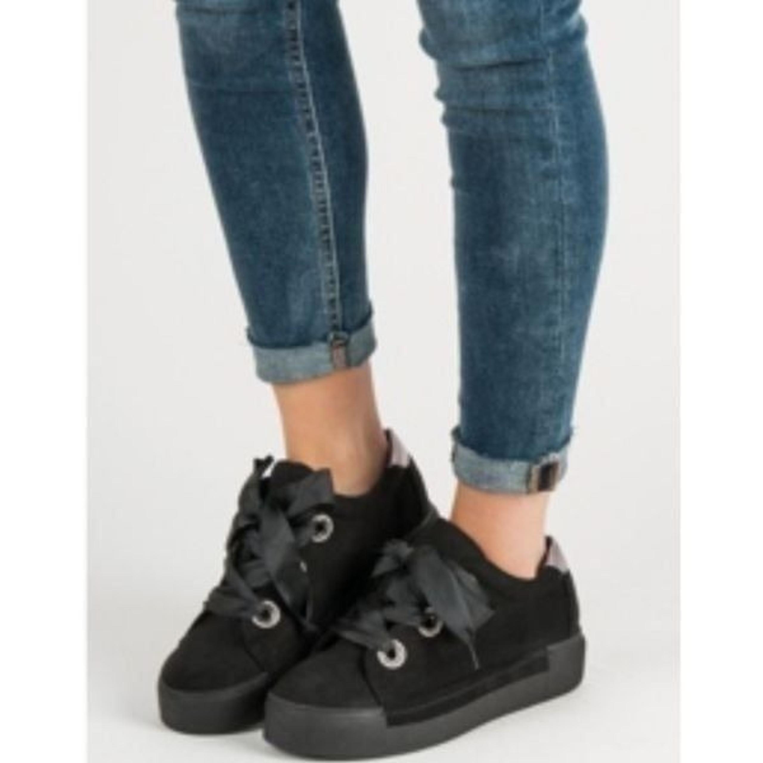 Corine  Women's suede  Lace-Up rhinestone Embellished Sneakers sz 9