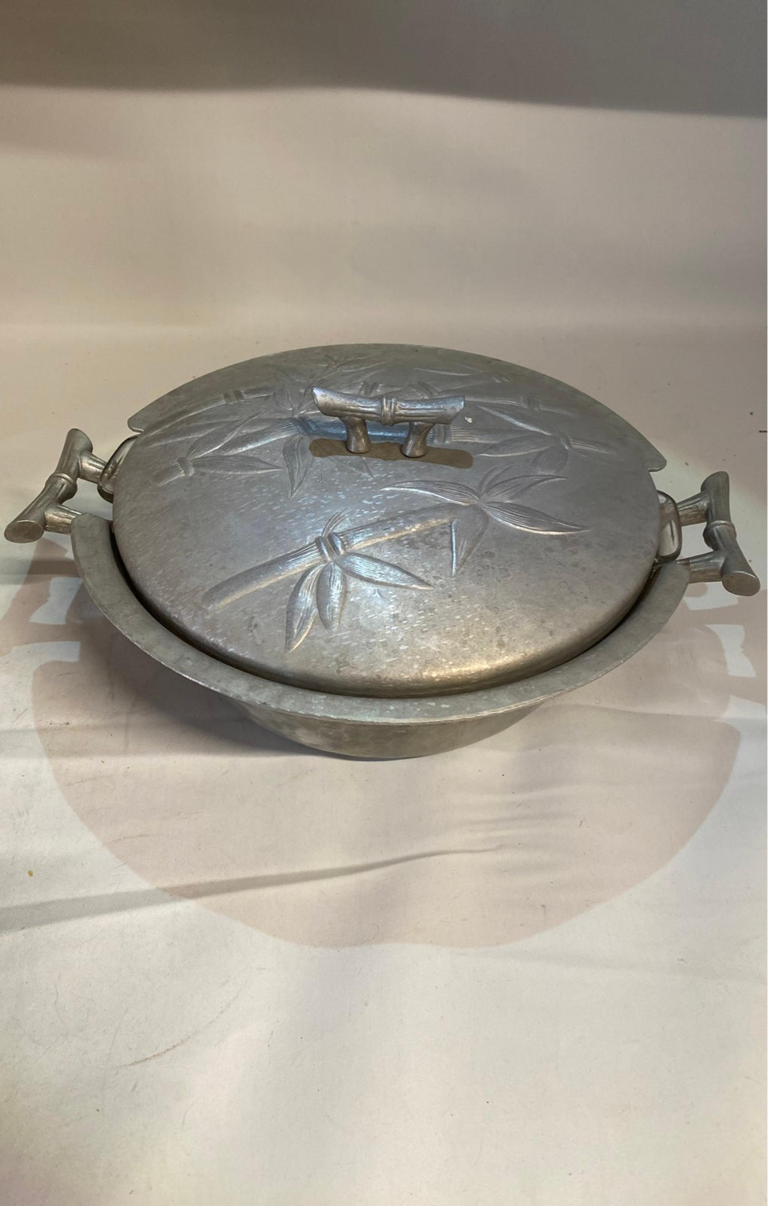 Pyrex dish carrier decorative with pyrex