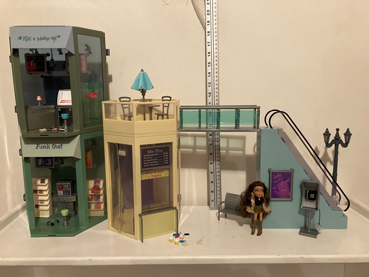 MGA 2003 Lil' Bratz Fashion Mall play set with Nevra doll