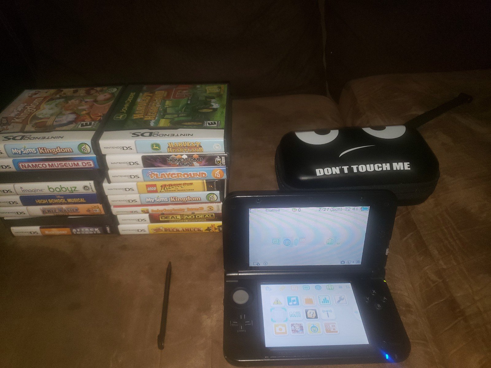 Nintendo 3DS XL CONSOLE/ 25 GAMES BUNDLE.